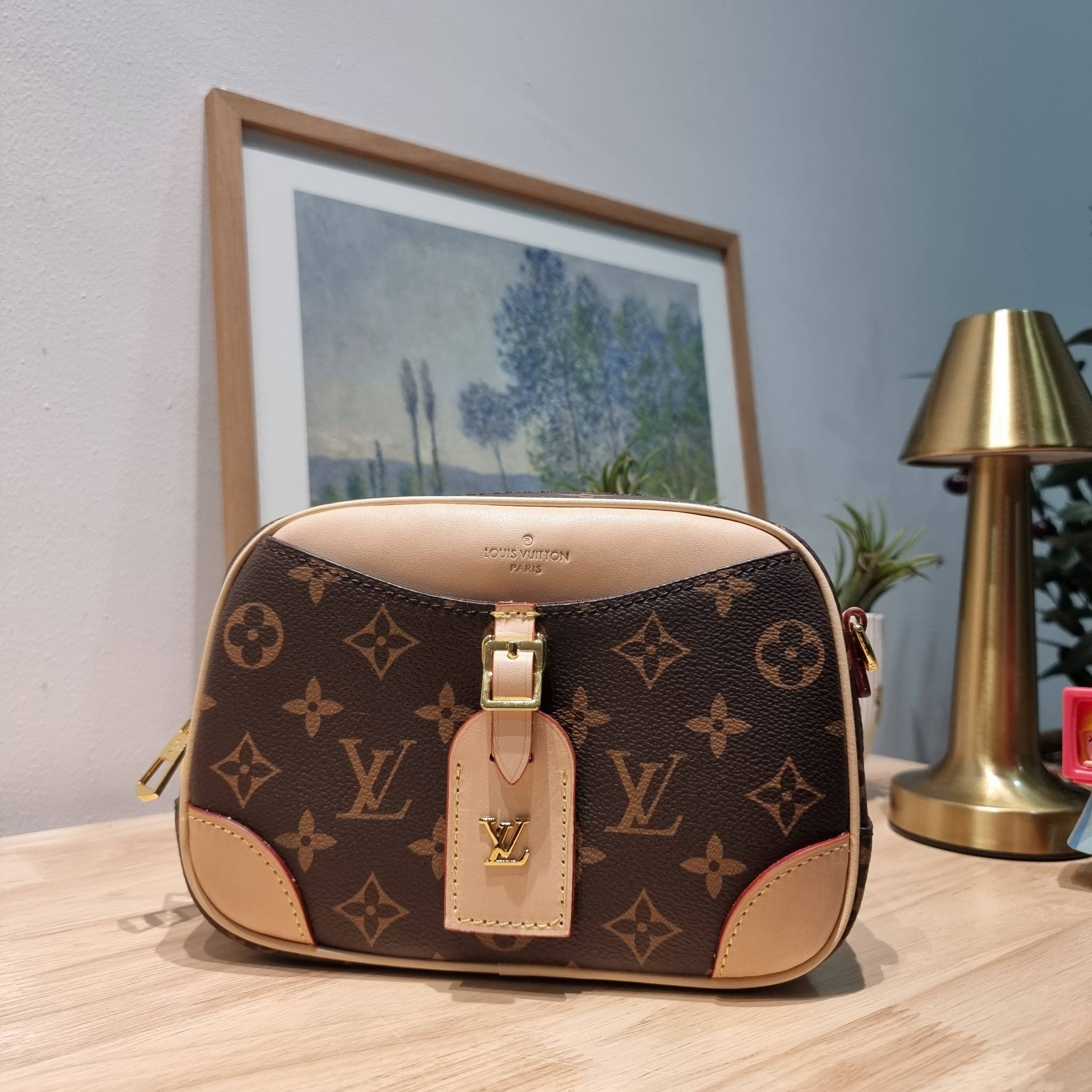 LV Deauville Mini Monogram Canvas bag เดอะเบสท์เซลเลอร์ ที่ใครก็ตามหา กับกระเป๋าสะพายทรงกล่อง ไซส์เล็กกะทัดรัด พกพาสะดวก รูปทรงสวยหรู วัสดุหนังแคนวาสสลับหนัง