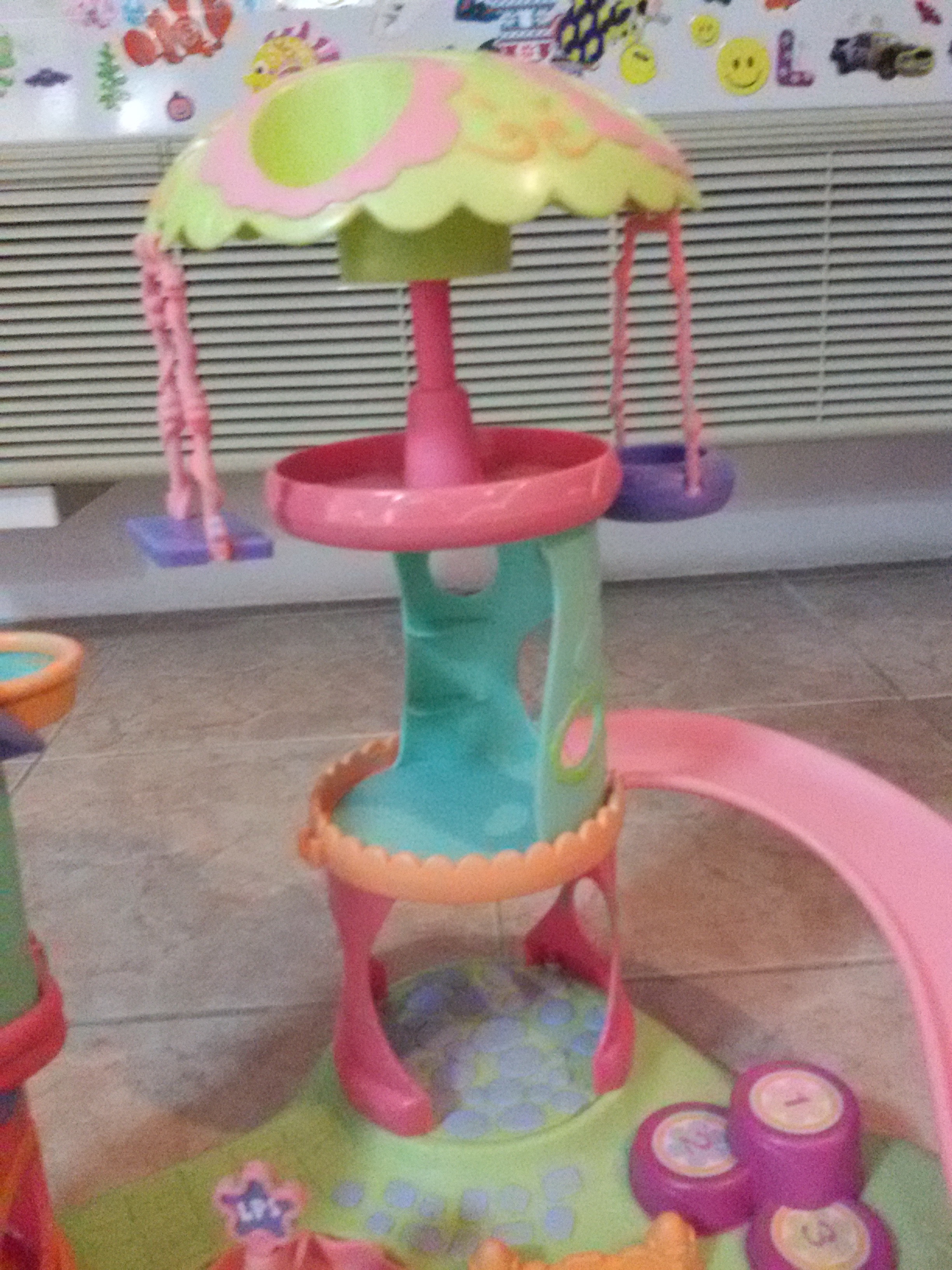 Littlest Pet Shop: Whirl Around Playground Playset มือสองสภาพดีค่ะ (หลังใหญ่)