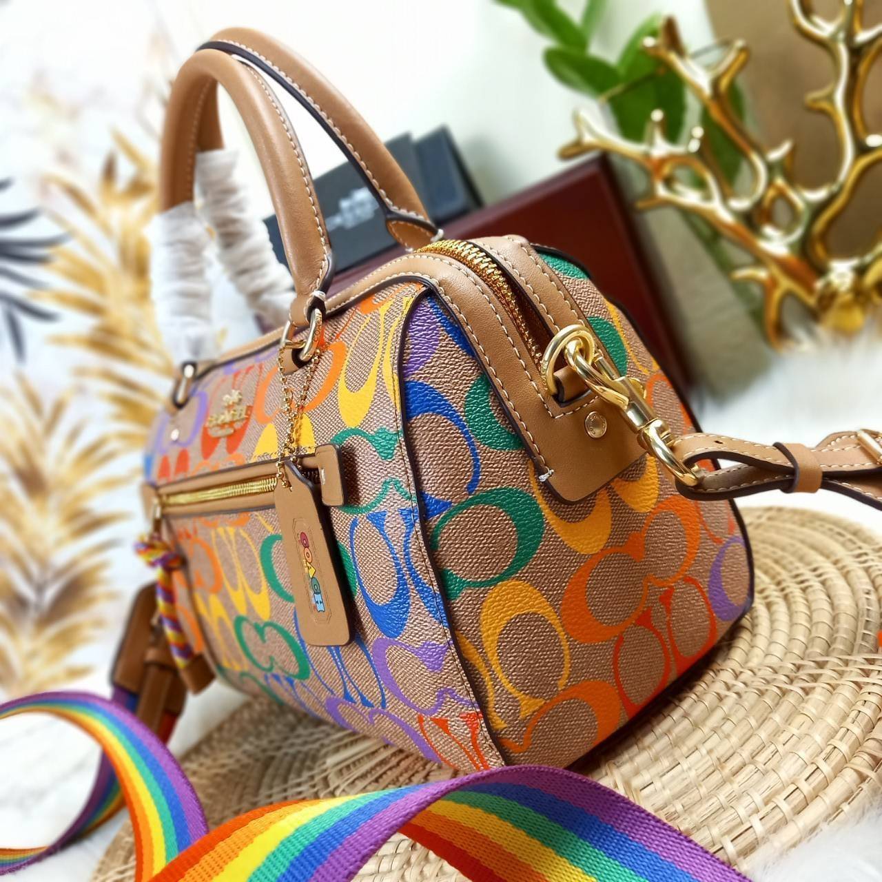 COACH ROWAN SATCHEL IN RAINBOW SIGNATURE CANVAS (COACH C4396)🌈 คอลเลคชั่นที่มาแรงที่สุด ร้อนแรงได้อย่างไม่มีแผ่วลงเลยสักนิด! โดดเด่น สดใส สะดุดตา🌈 ระดับตัวTOP ต้องยกให้เธอเลย กับ COACH ทรงหมอน 10" คอลเลคชั่นนี้// วัสดุหนังแคนว