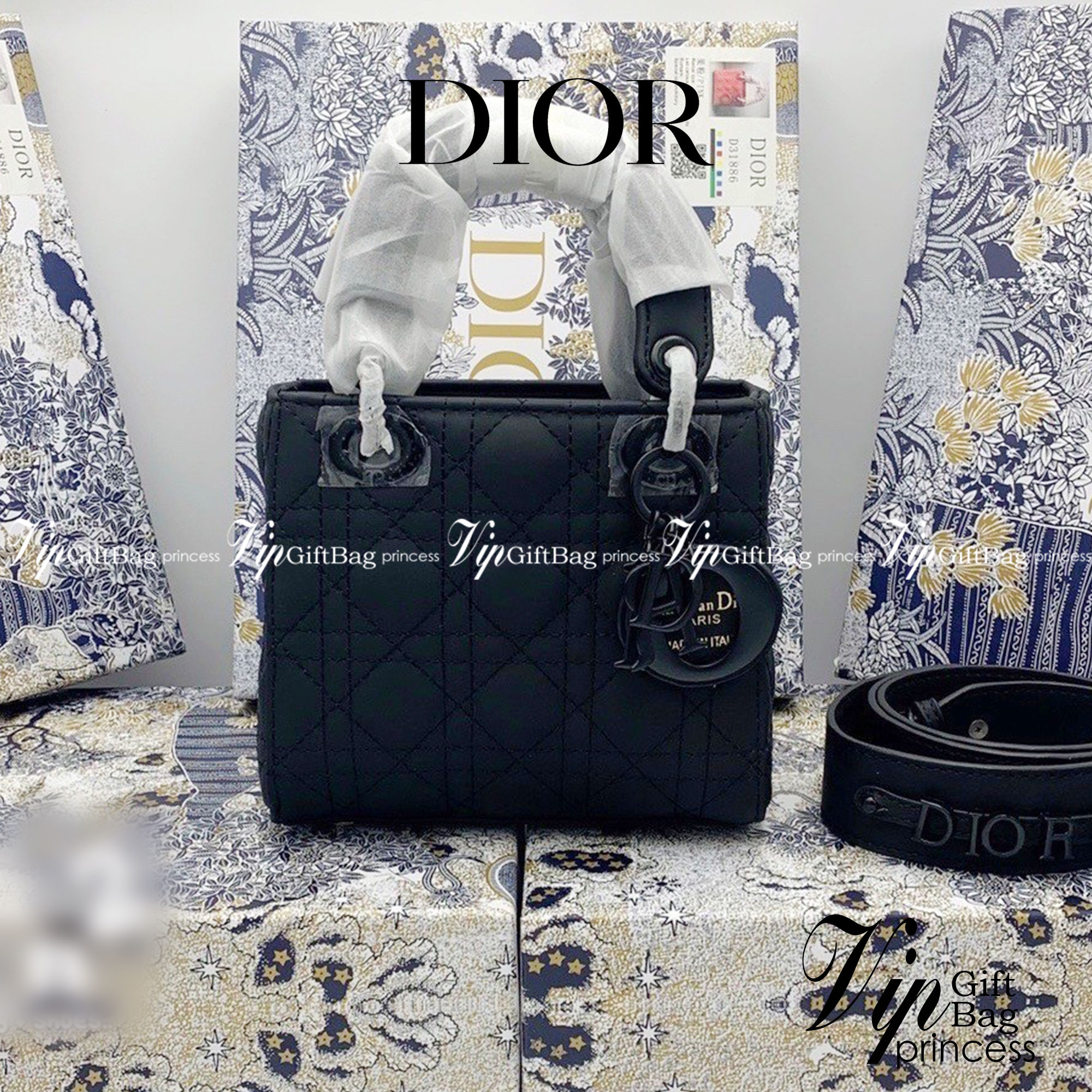 DIOR CD LADY BAG / Christian Dior Lady Dior Ultra-Matte Bag พร้อมส่ง 6 โทนสีพาสเทลหวานๆ น่ารักละมุน ตัวห้อยโลโก้โทนสีเดียวกับกระเป๋า น่ารักมากค่ะ ดีไซน์เรียบง่าย แต่แฝงไปด้วยความหรูหรา วัสดุหนังแท้ ทรงกล่องคลาสสิค มีหูจับในตัวและสายครอสบอดี้สุดเลิศ ที่มาพ