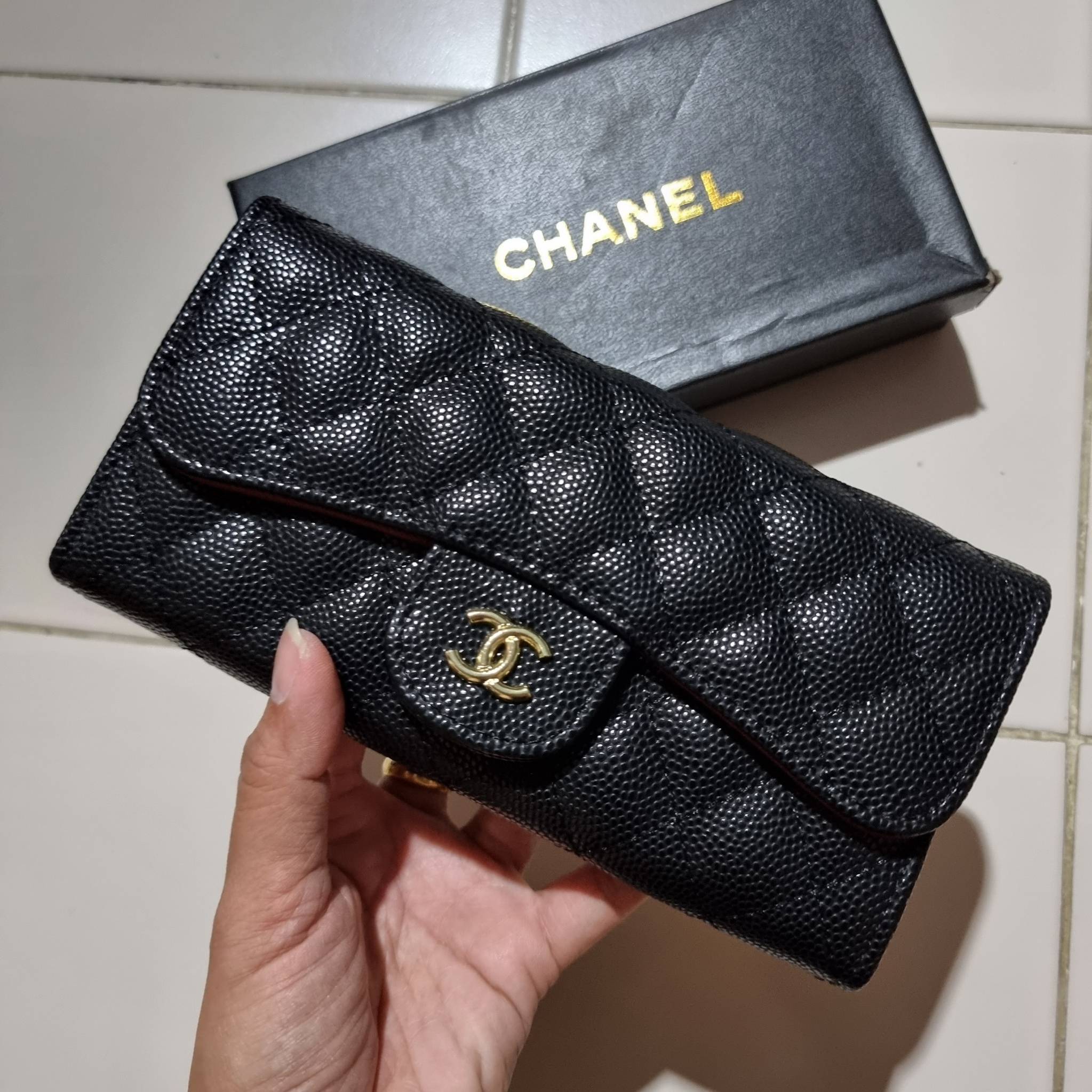 VIP 】กระเป๋าสตางค์ใบยาวรุ่นฝาพับที่ถามหากันมากที่สุด!! สวยรับทรัพย์จาก Chanel วัสดุหนังลายคาร์เวีย ลุคผู้ดีที่สุด เปิด-ปิดด้วยกระดุมแม่เหล็ก ภายในกระเป๋ามีช่องใส่บัตรได้เยอะ ใส่ธนบัตร ใส่เหรียญได้ มีช่องซิปแยกอีกหนึ่งช่อง ดีไซน์เรียบหรูดูคลาสสิค!! สาวๆห้า