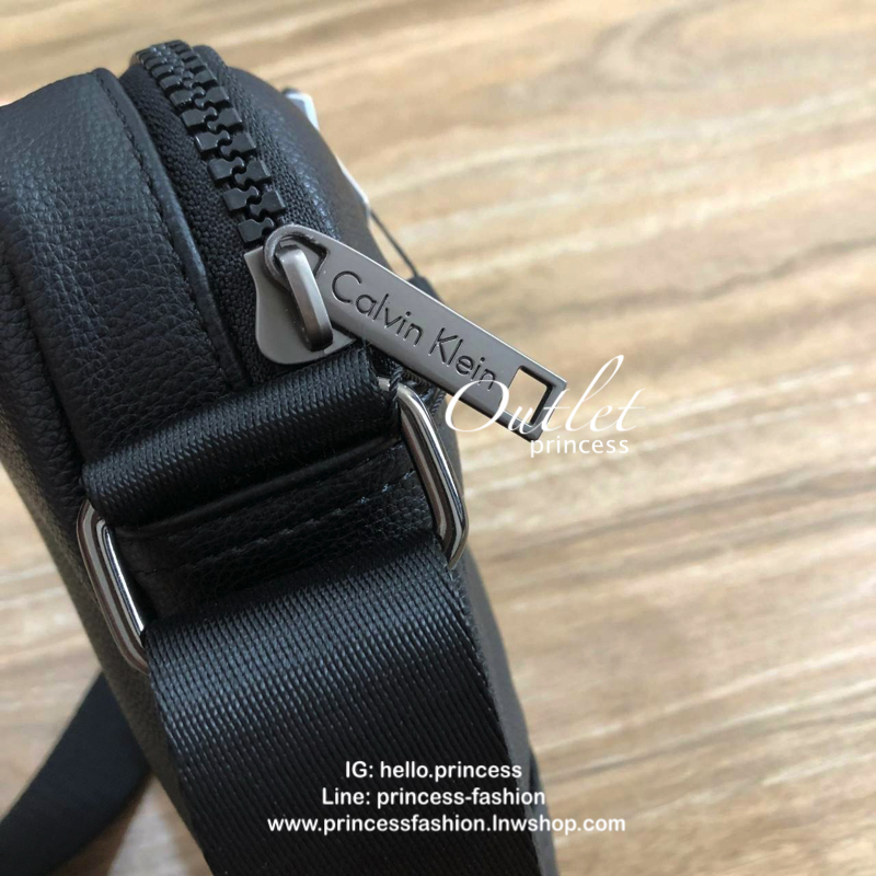 CALVIN KLEIN JEANS CROSSBODY BAG กระเป๋าสะพายจาก Calvin Klein Jeans วัสดุหนังpuคุณภาพดีเนื้อนิ่ม น้ำหนักเบา กันน้ำ ด้านหน้ามีปั้มโลโก้ เปิดปิดด้วยซิปสะดวกใช้ หัวซิปแบรนด์ ด้านหน้ามีช่องโล่งไว้ใส่ของหยิบใช่สะดวก ภายในมีโลโก้เเละช่องโล่ง ใส่กระเป๋าสตางค์ใบย
