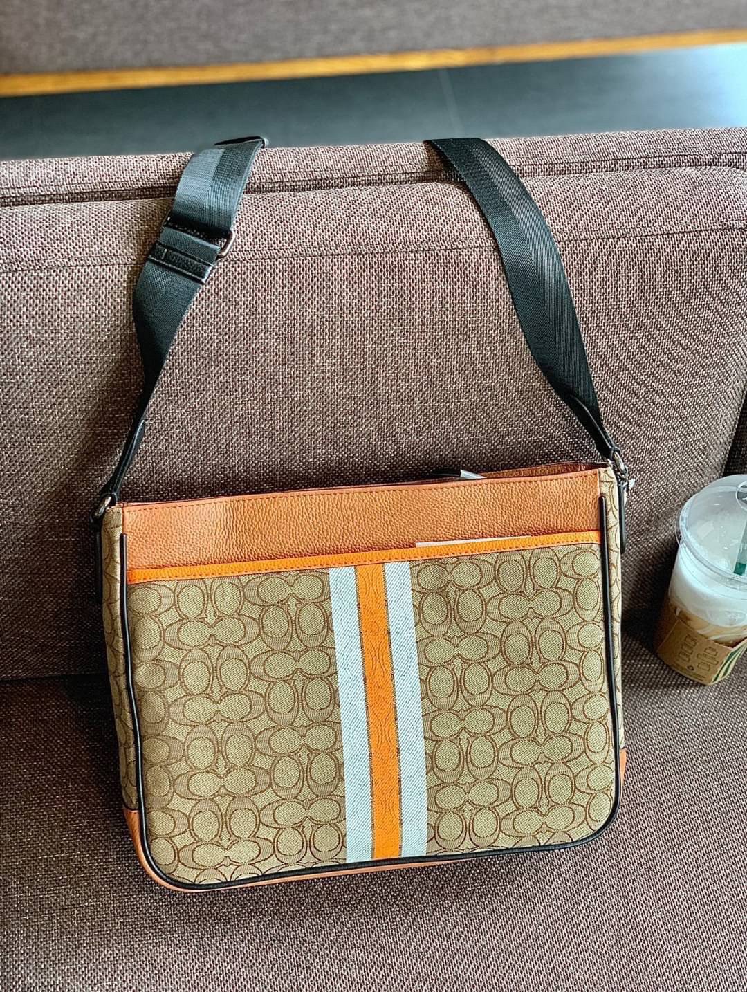 COACH THOMPSON IN SIGNATURE JACQUARD WITH VARSITY STRIPE BAG ((C5291)) พร้อมส่งที่ไทยค่ะ! กระเป๋าใส่เอกสารอเนกประสงค์ สามารถใส่A4ได้ วัสดุJacquardทอลายแบรนด์ ตัดขอบหนังแท้สวยงาม น้ำหนักบาค่ะ ด้านหน้าตัดแทบสีลงมาสวยงาม ช่องหลักเปิดปิดแบบซิป ภายในกว้างใส่สั