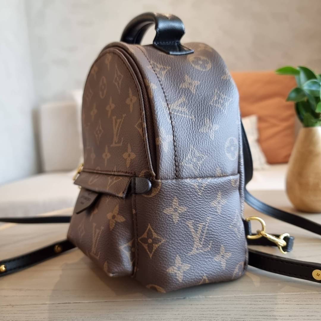 LV Backpack Size Mini | สายสะพายเล็ก ถอดได้ LV palm springs New in!! เข้าแล้วกับไอเท็มยอดฮิต หรูหราพร้อม box set สุดสวย ที่สุดของความคุ้มค่า LV palm springs กระเป๋าแบ็คแพ็ค มาให้เลือก 2 ไซส์ ขายดี วัสดุหนังแคนวาสคุณภาพดี มีช่องซิปแบ่งสัดส่วน ใบเล็กสายวะพา