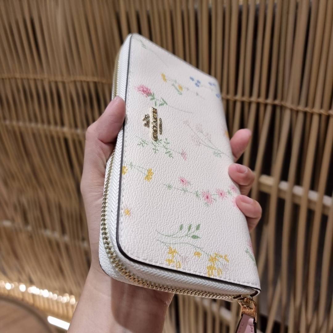 COACH ACCORDION ZIP WALLET IN SIGNATURE CANVAS WITH DAISY BUNDLE / MEADOW PRAIRIE / SPACED WILDFLOWER / DAISY BUNDLE PRINT C0033/F31778/69832 กระเป๋าสตางค์ใบยาว ลวดลายน่ารักน่าใช้มากๆ พื้นเป็นลายซีเอกลักษณ์ วัสดุหนังแคนวาสเคลือบลาย เปิด-ปิดด้วยซิปรอบ ใส่ม