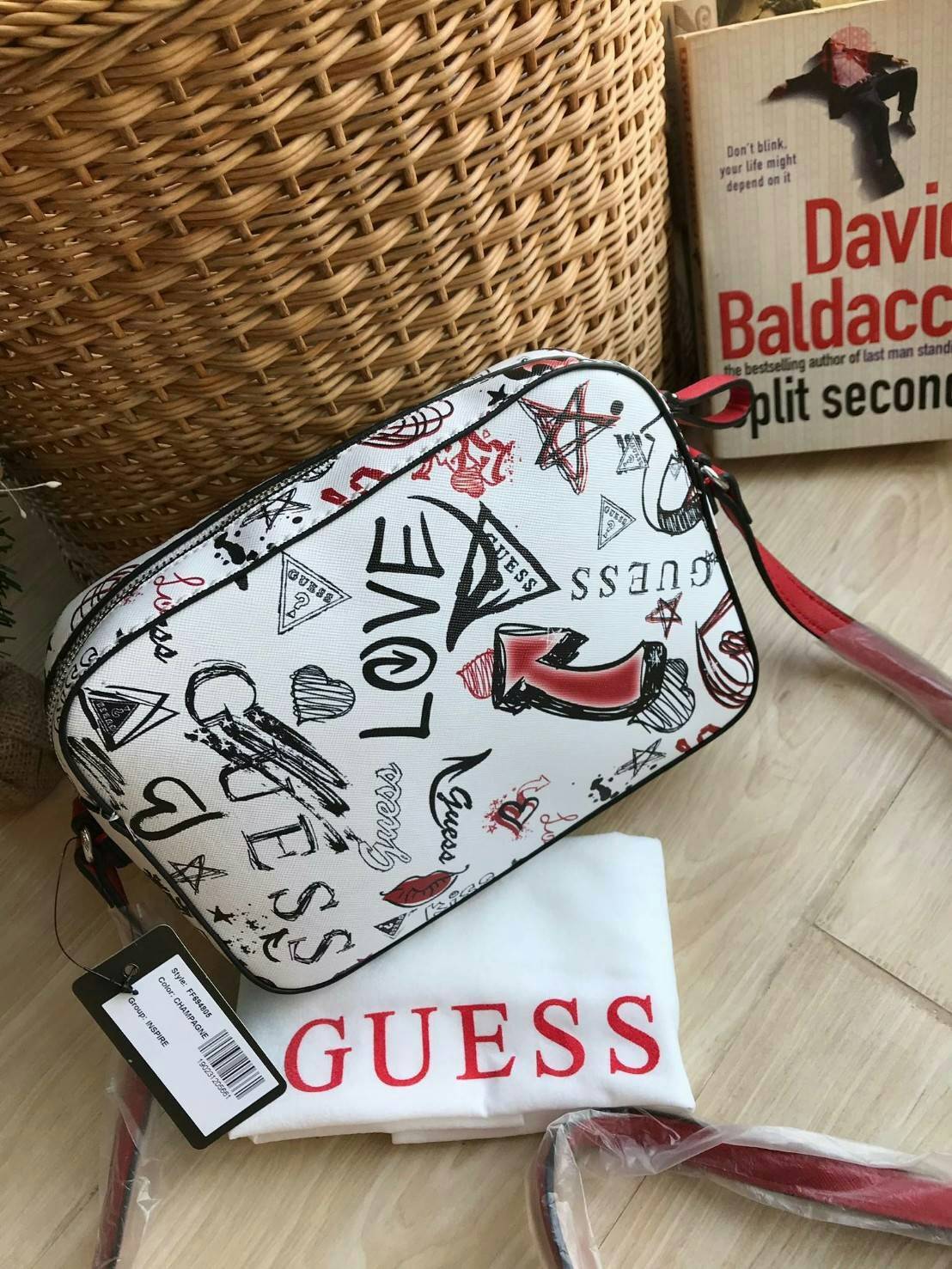 GUESS CROSSBODY BAG กระเป๋าสะพายรุ่นใหม่ ทรงเหลี่ยมตั้งอยู่ทรง วัสดุหนังSaffiano ด้านหน้าปั้มลายโลโก้นูน เปิดปิดด้วยซิปเดียวด้านบน ภายในกว้างใส่กระเป๋าสตางค์ใบยาวได้ ด้านหน้ามีช่องเล็ก1ช่อง ภายในมีช่องซิปเล็ก1ช่อง แยกเป็นสัดส่วน ด้านในบุผ้าลายสกรีน น้ำหนั