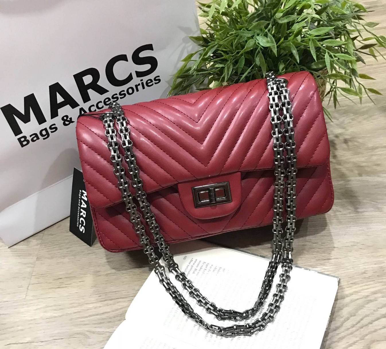 MARCS WOMAN QUILTED CHAIN SHOULD BAG New arrival! กระเป๋าสะพาย วัสดุหนังแกะสังเคราะห์ นิ่มสวย อยู่ทรง ลาย chevron สไตล์ Chanel ขนาดกำลังดี น้ำหนักเบา เปิดปิดด้วยตัวล็อคบิด พร้อมฝาปิดกระดุมแม่เหล็ก ภายในมีหลายช่อง ทั้งบริเวณด้านหน้า และฝาปิด ภายในกว้าง และ