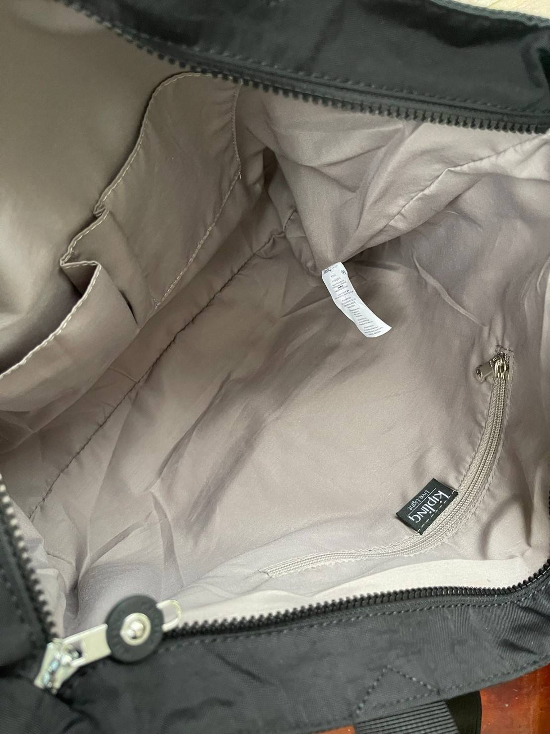 Kipling Stacey Tote Bag(KI3101) คอลเลคชั่นใหม่ล่าสุดจากkipling เป็นกระเป๋าที่มีสายคล้องเอาไว้ใช้งานบริเวณไหล่ สามารถจัดเก็บสิ่งของได้ในจำนวนมาก รวมไปถึงตัวซิปที่มีความไหลลื่น ใช้งานง่ายไม่มีสะดุดในขณะเดียวกันตัวกระเป๋าเองก็มีน้ำหนักเบามาก ๆ พื้นฐานที่สามา