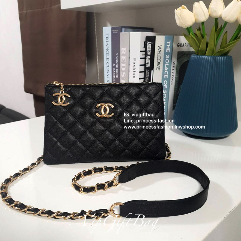 กระเป๋าคลัทช์&ครอสบอดี้ **ทรงหรู จากงาน CHANEL VIP GIFT(GIFT WITH PURCHASE) จากเคาเตอร์ต่างประเทศ จากแบรนด์ CHANEL ลายหนัง CAVIER ของแท้ 100% ด้านหน้าประดับโลโก้แบรนด์สีทอง เปิดปิดด้วยซิป อะไหล่ทอง ด้านในปั้ม MADE IN ITALY ด้านหนึ่งเป็นช่องซิปใส่โทรศัพท์ไ