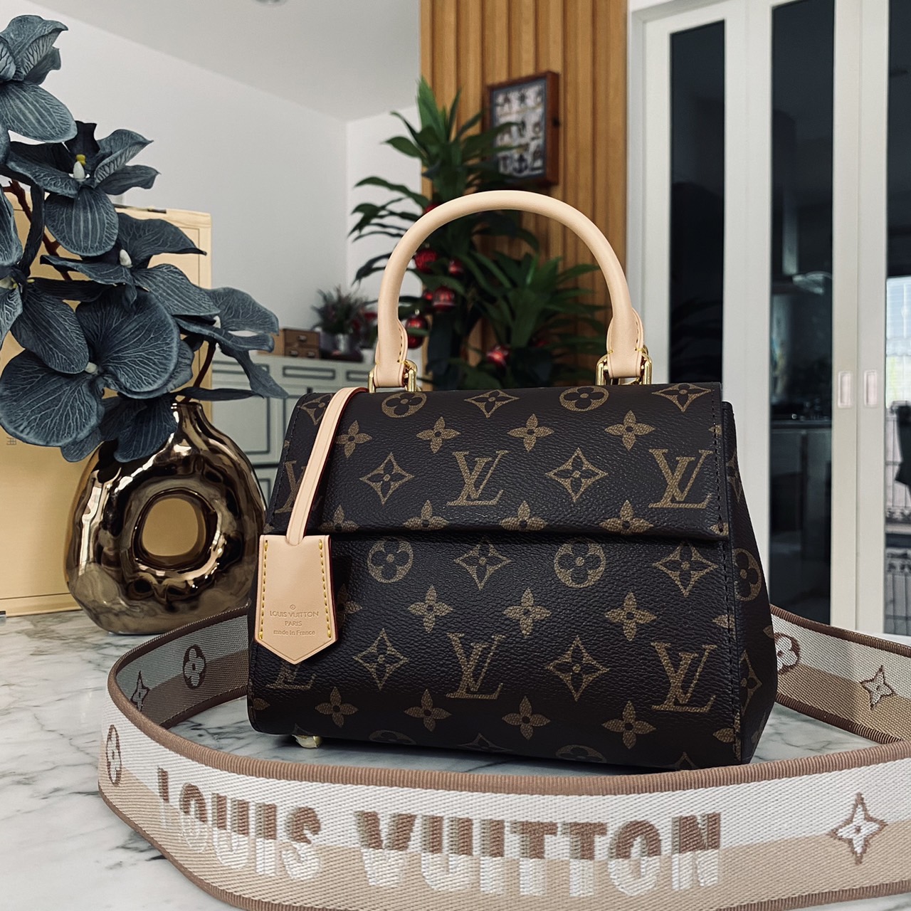 LV Cluny Mini Monogram Canvas Bag 20cm กระเป๋าถือใบเล็กแสนน่ารัก ลายโมโนแกรมแคนวาสสุดไอคอนิก พร้อมสายสะพายผ้าทรงสปอร์ต คอลขายดีตลอดกาล หูจับในตัว น้ำหนักเบา เป็นไอเท็มที่แมทช์ได้กับทุกสไตล์การแต่งตัว ราคาสุดคุ้ม