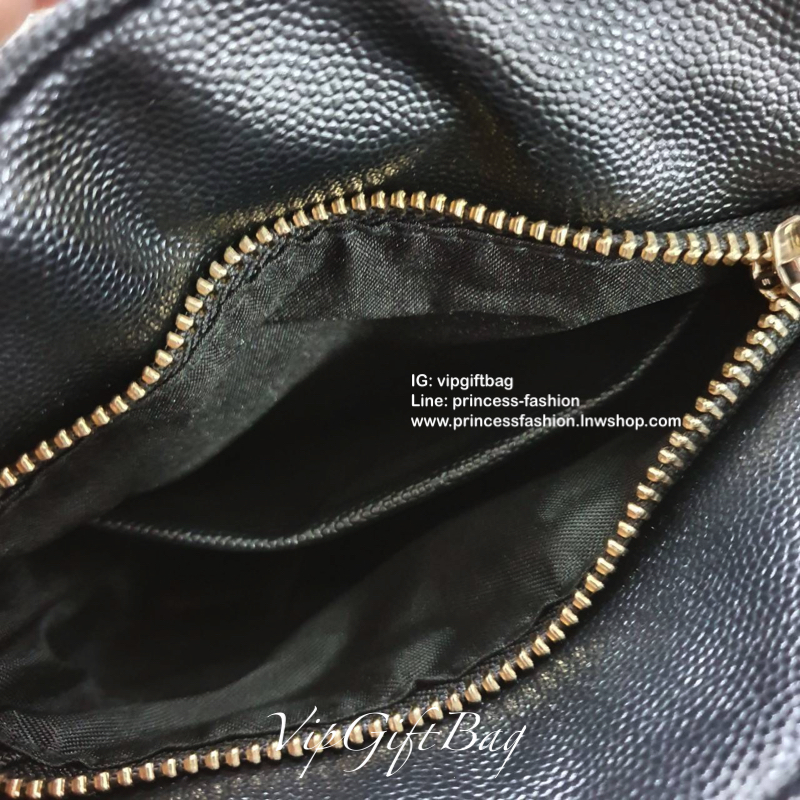 สวยหรูคลาสสิค **มีสายให้สองแบบ CHANEL VIP GIFT CROSSBODY BAG งาน CHANEL VIP GIFT ของแท้ 100% จากเคาเตอร์แบรนด์ CHANEL ทรงสวย ขนาดกำลังดี วัสดุหนัง CAVIER PU เปิดปิดด้วยกระดุมหน้าแบบบิดปลอดภัยหายห่วง ด้านในมีซิปอีกชั้น อะไหล่ทอง หัวซิปปั้มแบรนด์ ด้านในใส่โ
