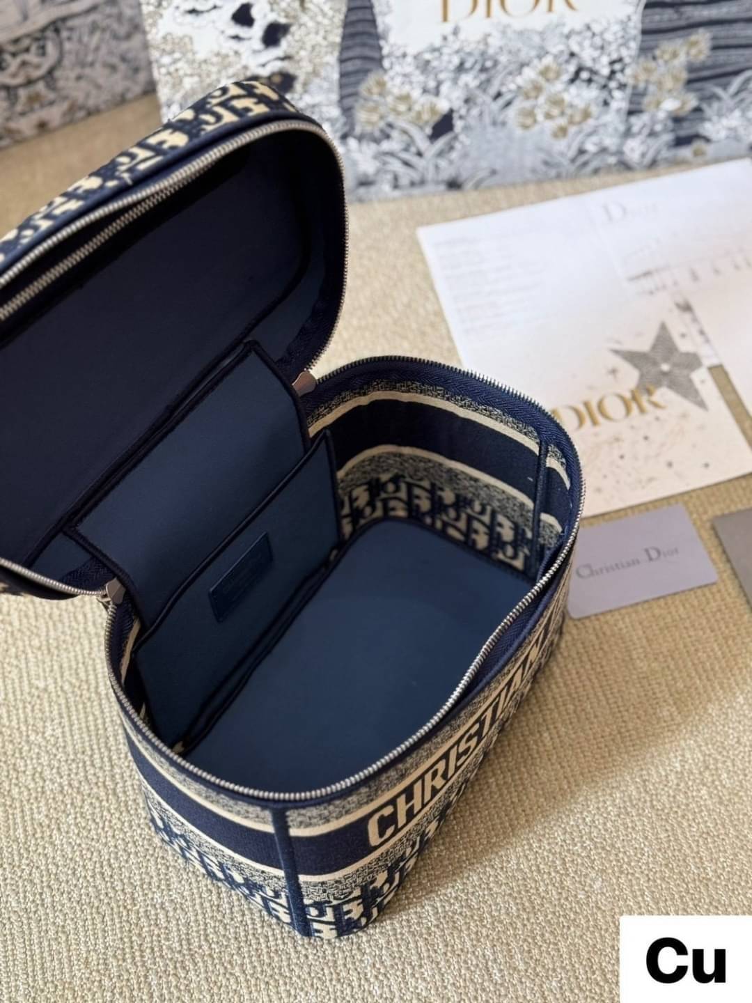 DIOR Travel Vanity Case กระเป๋าใส่เครื่องสำอางค์ไซส์ยอดนิยม ทรงกล่องสวยสามารถใช้เป็น everyday bag ได้ทุกวัน