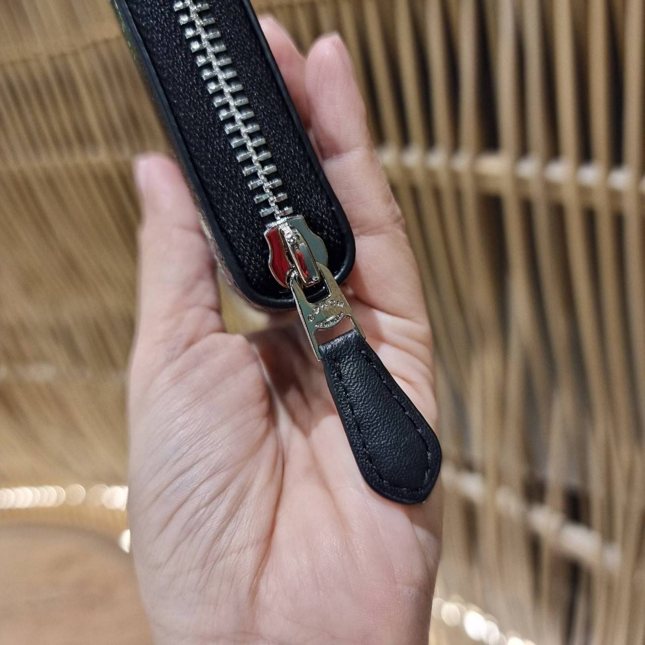 COACH ACCORDION ZIP WALLET IN SIGNATURE CANVAS WITH PRAIRIE ROSE / JUMBO FLORAL / CAMO ROSE FLORAL / MEDLEY BOUQUET PRINT ((F31572/F39189/F26290/F2859)) สวยคลาสสิคไม่มีใครเกิน!! กระเป๋าสตางค์ใบยาว ลวดลายสวย สีสันโดดเด่น วัสดุหนังแคนวาสเคลือบ เปิด-ปิดด้วยซ