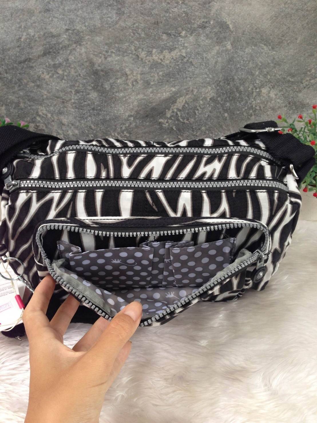 🎄กระเป๋าสะพาย KIPLING รุ่น Reth วัสดุไนล่อนคุณภาพดี มาพร้อมดีไซน์ทันสมัย และสามารถใช้งานได้อย่างดี เข้ากับทุกการแต่งตัว โดดเด่นด้วยพื้นที่ภายในและช่องต่างๆ ที่ให้คุณจัดเก็บของสำคัญได้ครบถ้วน ไม่ว่าจะเป็นมือถือ ปากกา หรือไอเท็มจำเป็นของคุณ สายสามาร