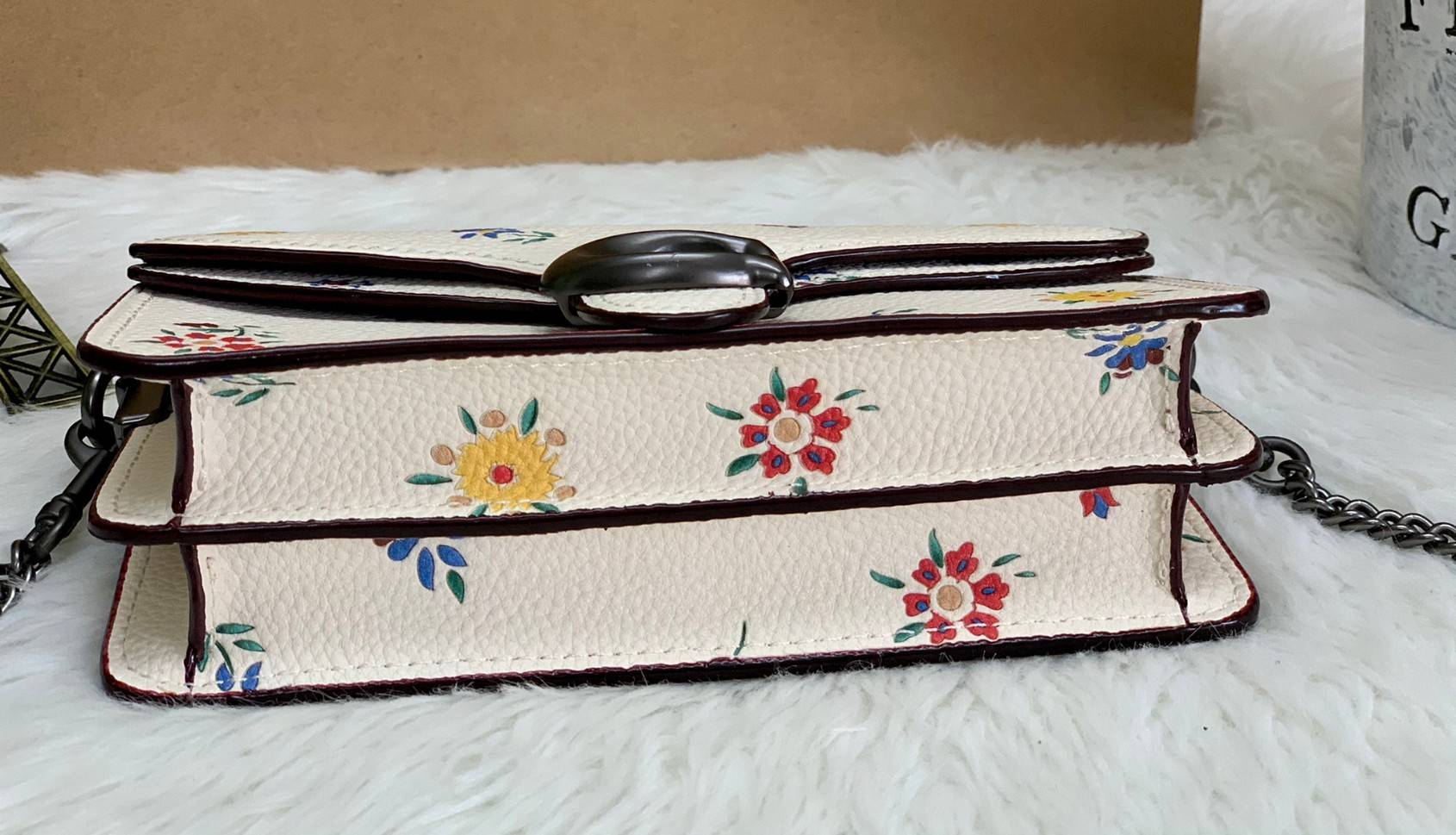 COACH TABBY CROSSBODY WITH WILDFLOWER PRINT ((810)) พร้อมส่งที่ไทยค่ะ! กระเป๋าสะพายครอสบอดี้ร์หรือสามารถถือแบบคลัทออกงานสวยๆได้เลยนะคะ วัสดุหนังแท้ หนังนิ่มค่ะ