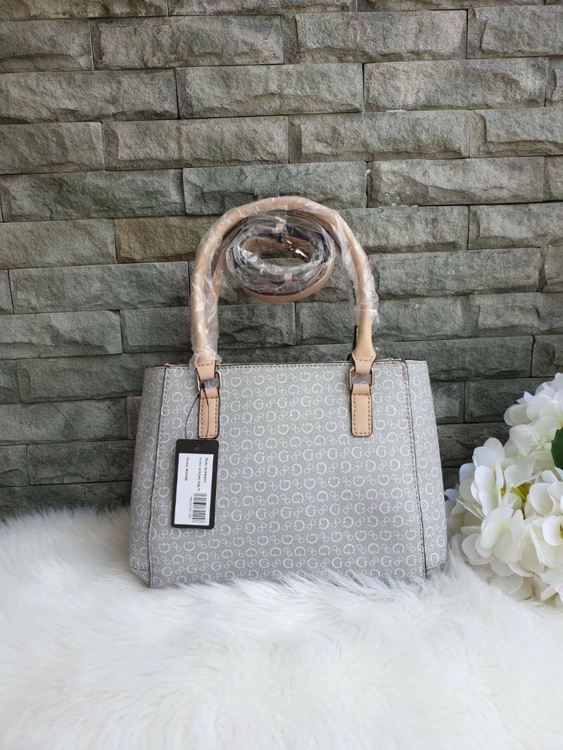 GUESS G LOGO PRINT TOTE BAG กระเป๋าถือหรือสะพายรุ่นใหม่ล่าสุดจาก GUESS FACTORY รุ่นยอดนิยม สวยอย่างมีสไตล์ สีสวยคลาสสิก รุ่นนี้มีการพิมพ์ลายโลโก้ รอบใบ หนัง faux-saffiano หนังคุณภาพดี ตั้งอยู่ทรง น้ำหนักเบา ประดับด้วยโลโก้แบรนด์อะไหล่เงิน สวยโดดเด่นที่กระ