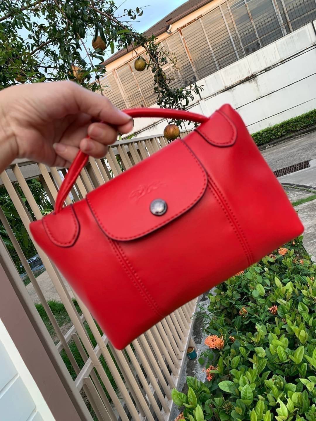 Longchamp Le Pliage Cuir Crossbody Bag อีกหนึ่งคอลเลคชั่น Le Pliage Cuir หนึ่งในตระกูลกระเป๋าสุดไอคอนิกจากแบรนด์ Longchamp และจัดการปรับดีไซน์ให้มีขนาดเล็กลงในทรงcrossbody กะทัดรัดสะพายแล้วคล่องตัว ด้วยดีไซน์ที่ดูเป็นเอกลักษณ์การใช้งานช่องหลักที่ซิปด้านหล