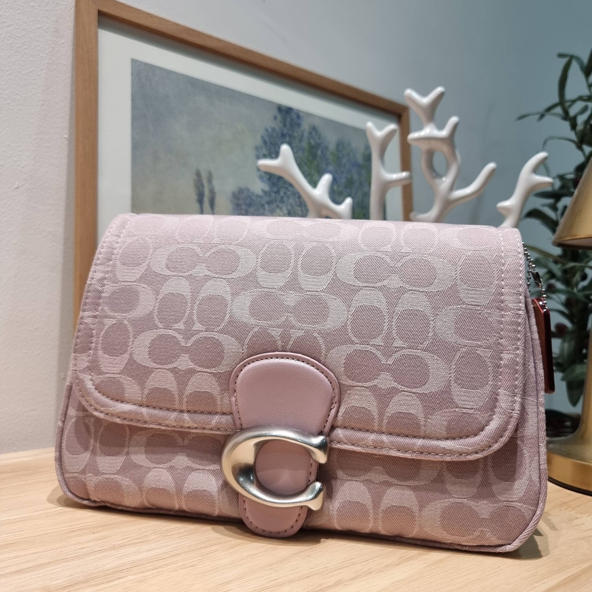 COACH CJ854 SOFT TABBY SHOULDER BAG IN SIGNATURE DENIM ฉุดไม่อยู่แล้วจริงๆกับไอเท็มนี้ ที่ร้อนแรงแบบปังๆไปเลย!! กระเป๋าสะพายไหล่/สะพายข้าง ดีไซน์วินเทจย้อนยุค สวยคมชัด คลาสสิคใช้ได้ทุกลุค