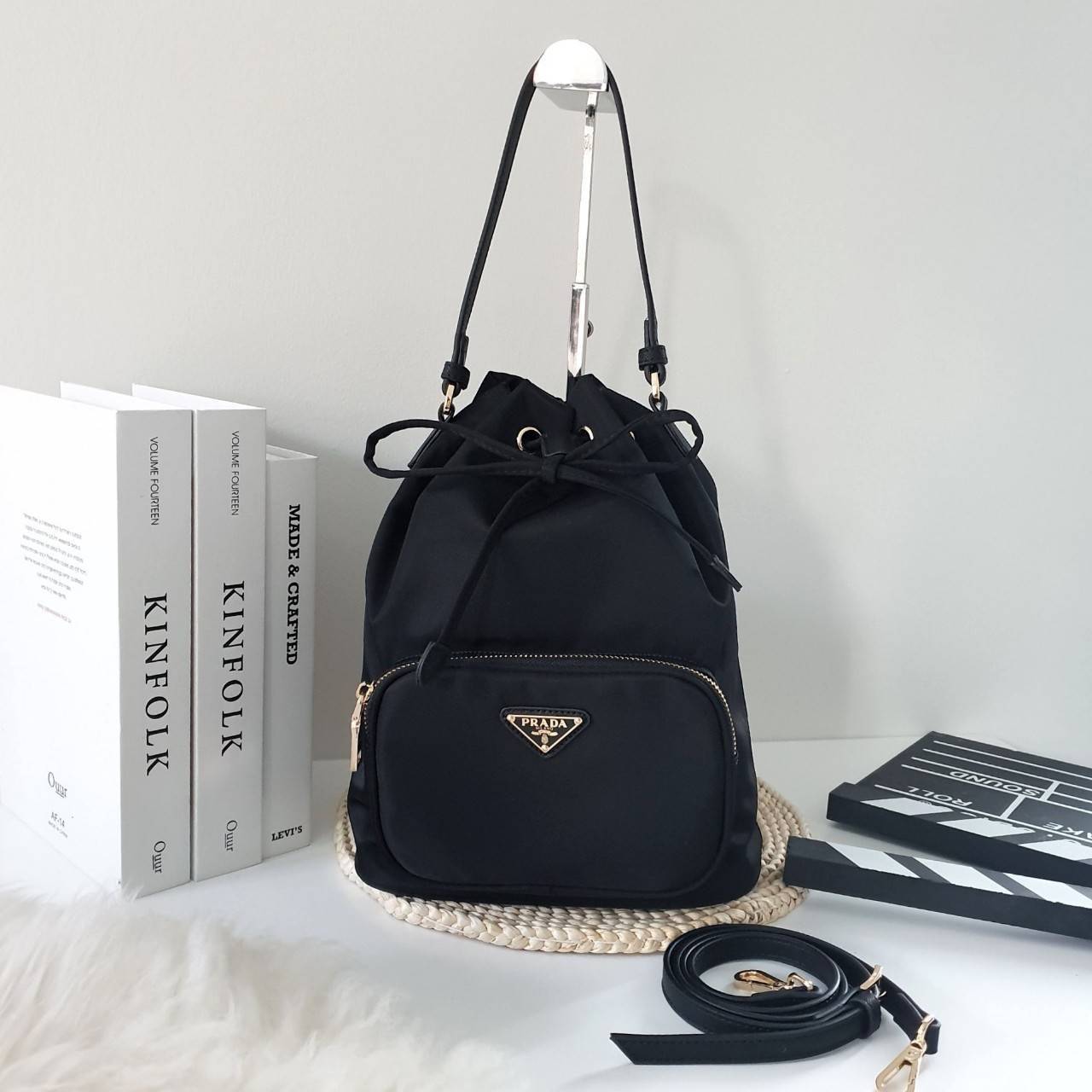 Medium ใครๆก็หลงรัก *ทรงขนมจีบ 🐰 งานพรีเมี่ยมกิ้ฟ จากเคาเตอร์ต่างประเทศ จากแบรนด์ PRADA ค่า เป็นกระเป๋าผ้า nylon silk เนื้อหนาซับในอย่างดี จุดเด่นคือ กระเป๋าสามารถ จุของได้เยอะมาก ด้านในมีช่องซิปพร้อมช่องใส่ของอีกหนึ่งช่อง น้ำหนักเบา ถือแล้วสวยมาก