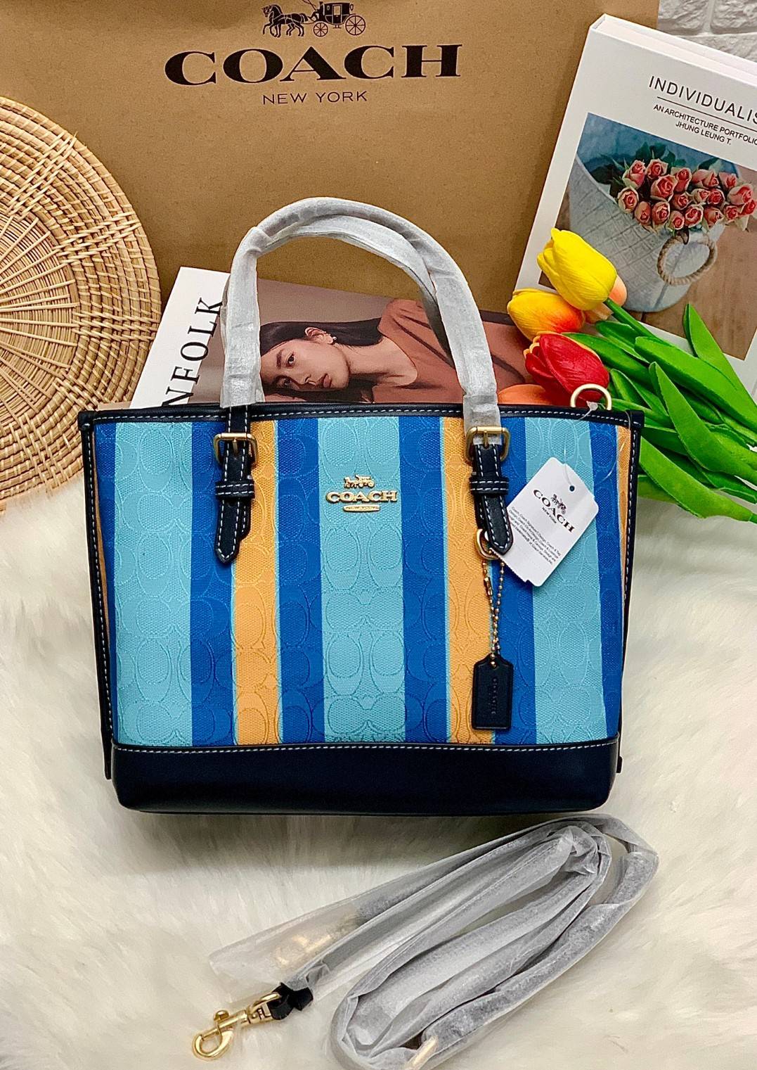 COACH C4086 MOLLIE TOTE 25 IN SIGNATURE JACQUARD WITH STRIPES แจกความสดใสด้วยลุคคัลเลอร์ฟูล กระเป๋าทรงโท้ท มินิไซส์ ตกแต่งลายเอกลักษณ์ถักทออยู่บนผ้า jacquard ตัดกับลายเส้นสีสันสวยงาม ลงตัวไม่ซ้ำใคร ภายในเป็นช่องโล่ง มีช่องซิปกลางใส่ของได้ ขนาดกำลังดีแบบใส