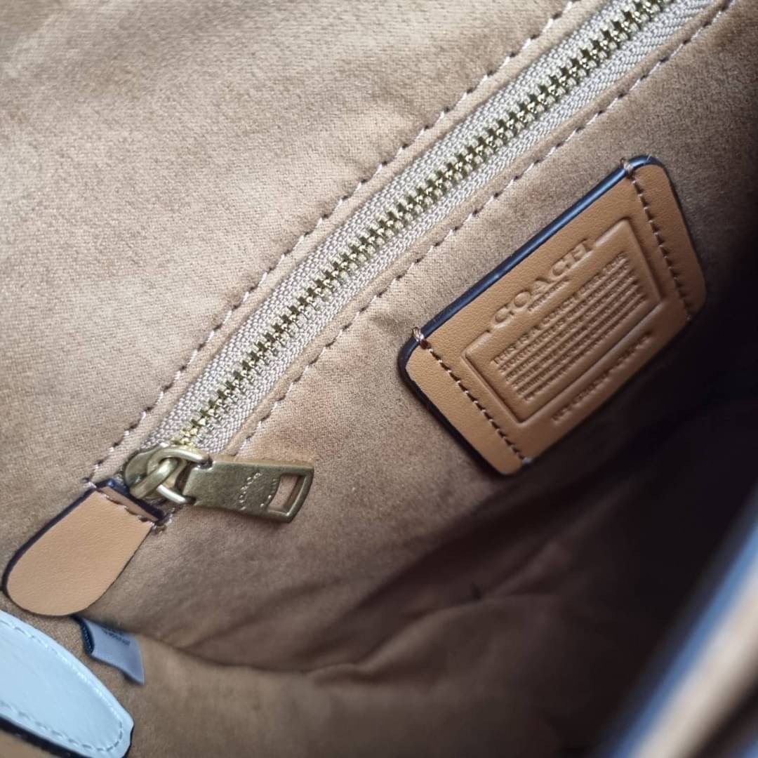 COACH C0749 BEAT SADDLE BAG WITH HORSE AND CARRIAGE PRINT สีหายาก ละมุนคุณหนู คอลเลคชั่นใหม่ ดีไซน์หรูหรา พิเศษมากๆมาพร้อมสายสะพาย 2 เส้น ใช้คู่กันหรือแยกสะพายก็สวยครบสูตร กระเป๋าสะพายทรง saddle คลาสสิค เปิด-ปิดด้วยกระดุมแน่นหนา ภายในเป็นช่องโล่ง ใส่ของได