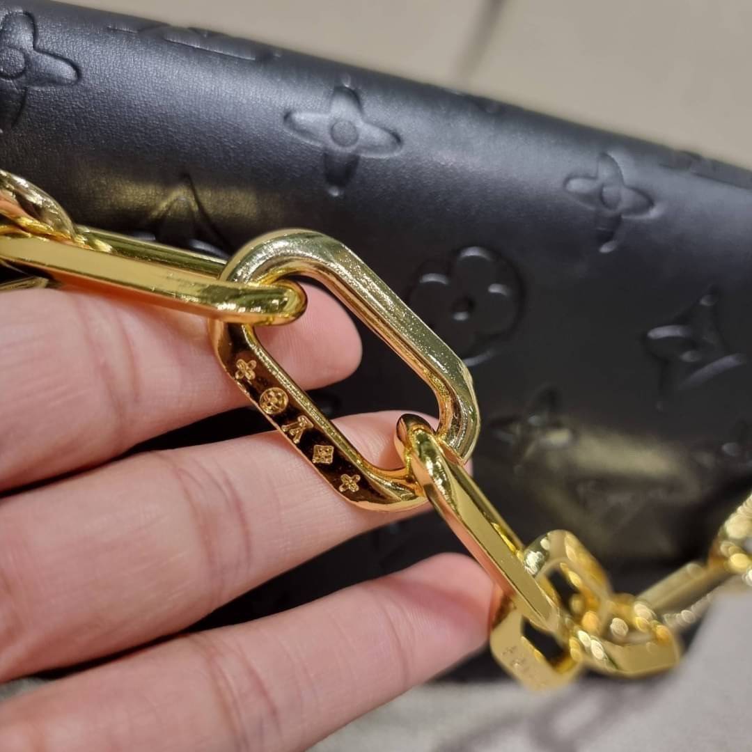 VIP 🥂 LV POCHETTE COUSSIN กระเป๋าสะพายกึ่งคลัชท์ ไซส์มินิ น่ารักมากๆ สุดหรูด้วยวัสดุหนังแกะปั๊มลายสวยคม ฟูนุ่ม สัมผัสดี มาพร้อมสายโซ่ใหญ่ในตัว ดูแพง!! และสายโซ่เล็กสะพายข้างได้กำลังสวย เปิด-ปิดด้วยกระดุมแม่เหล็ก ภานในเป็นช่องโล่ง แบ่งสัดส่วน ใส่ขอ