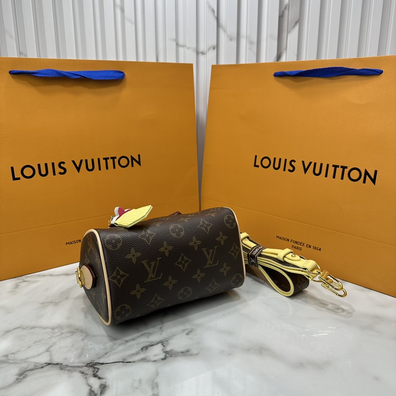 LV Speedy Bandoulière 7" Bicolor Monogram Bag / LV Keepall Bag น้องกระเป๋าทรงหมอนไซส์มินิน่ารัก ดีไซน์น่าใช้มากๆ โทนสีใหม่สวยคลาสสิค รูปทรงโดดเด่น ภายในเป็นช่องกว้าง มาพร้อมสายสะพาย ใบจริงสวยเกินเบอร์!! ไม่ผิดหวังจ้า