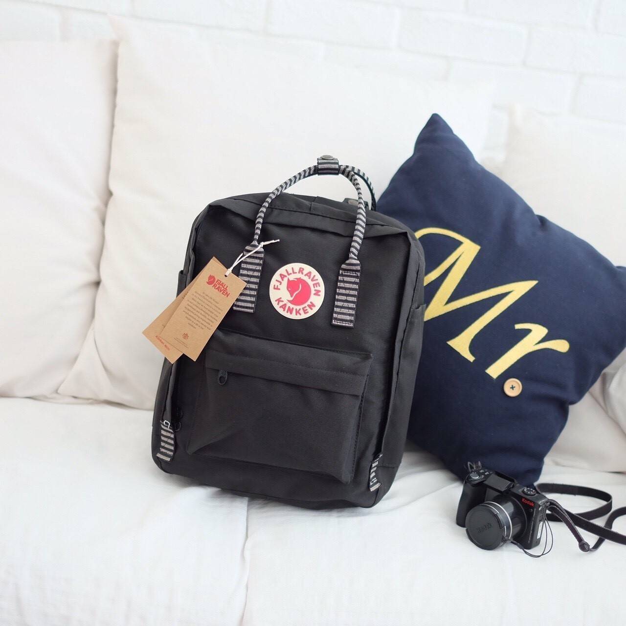 Kanken backpack กระเป๋าเป้สุดฮิต คุณสมบัติมีความทนทานสูงและสามารถกันน้ำ ทำจากเส้นใยพิเศษ เรียกว่า Vinylon-F มีซิปกลางที่เปิดเข้าไป ส่วนข้างในกระเป๋า ด้านในจะมีโฟมสำหรับรองแผ่นหลัง สะพาย สะพายสบายค่ะ เหมาะเป็นกระเป๋าเป้ที่สะพายไปโรงเรียน วันว่างสบายๆ หรือเ