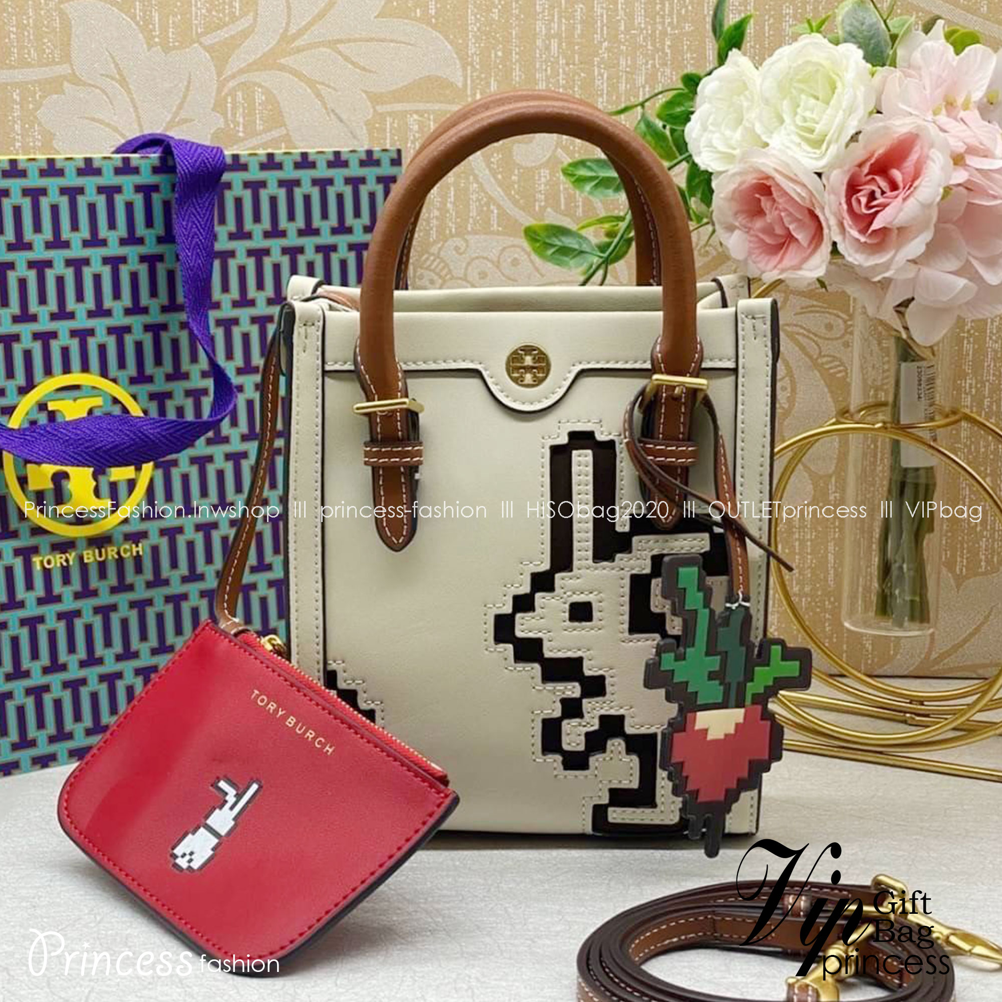 TORY BURCH PIXELATED RABBIT MINI BAG TOTE 🐇 อดใจยังไงไหว น่ารักขนาดนี้ 🥕🥕 กระเป๋าทรงโท้ท ด้านหน้าเป็นรูปกระต่ายอันเป็นสัญลักษณ์ของปีนี้ น่ารักมากๆค่ะ 🥕พร้อมพวงหนังแครอทมาให้อีกหนึ่งพวง