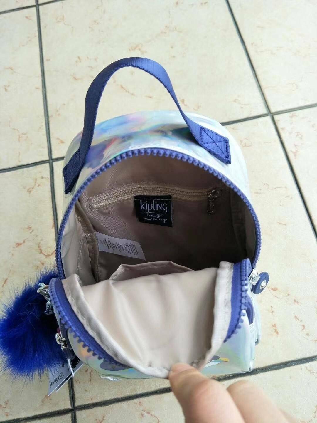 KIPLING D ALBER Small 3-in-1 convertible: bum bag, crossbody or backpack พร้อมส่งความน่ารัก จาก mickey colletion กระเป๋าขนาดกะทัดรัดจาก kipling ใบเล็กน่ารัก ปรับใช้ได้ถึง 3 แบบ เป็นเป้สะพายหลัง ถอดสายถือ หรือใส่สายยาวเป็นกระเป๋าสะพายเฉียงก็ได้ คุ้มค่า น่า