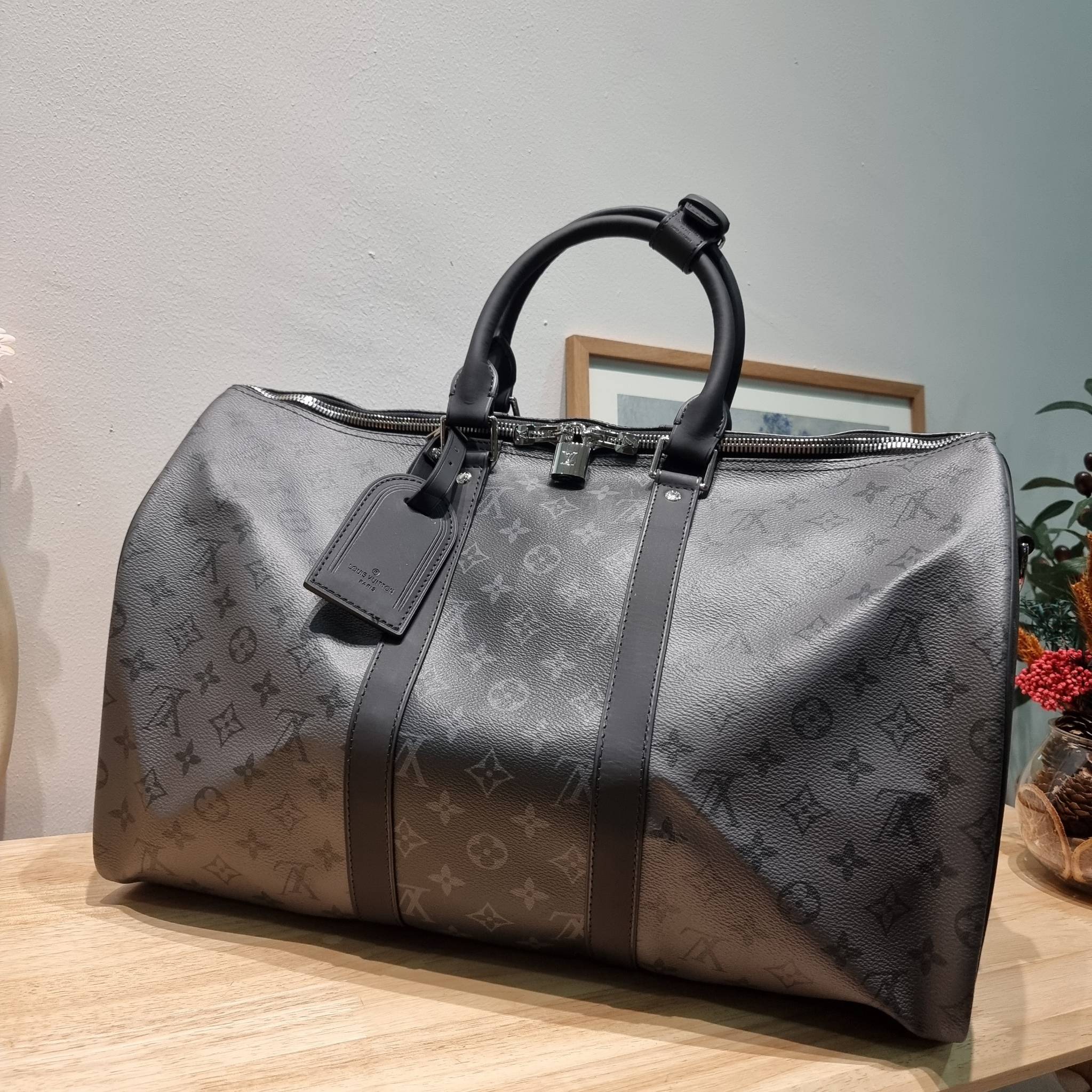 LV KEEPALL BANDOULIERE MONOGRAM ECLIPSE REVERSE กระเป๋าเดินทางสุดคลาสสิค ทึ่ใครๆก็เฝ้ารอ ไอเท็มที่จะทำให้การเดินทางไม่ธรรมดาอีกต่อไป ด้วยดีเทลความเป็นเอกลักษณ์ เรียบแต่หรู วัสดุหนังแคนวาสคุณภาพดี ลวดลายโมโนแกรม เปิด-ปิดด้วยซิปแน่นหนา มีกุญแจล็อคได้ มีสายส