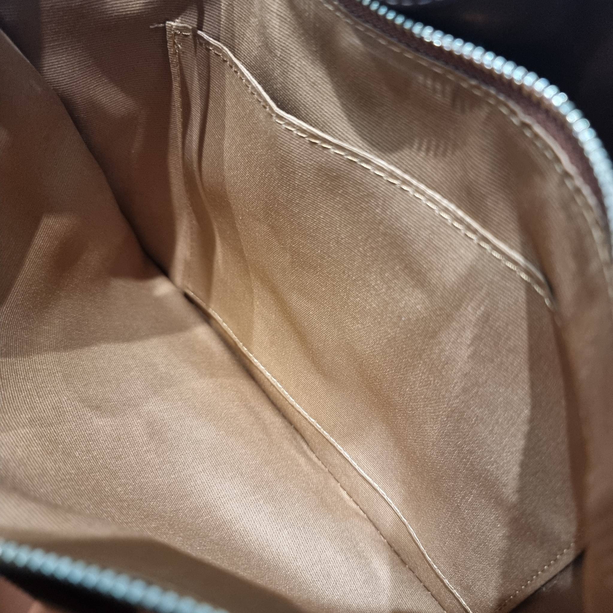 COACH CH189 HANNA CARRYALL น้องใหม่ เรียบหรู ดูแพง กับกระเป๋าถือ/สะพายทรงสวย โทนสีคลาสสิค ดีไซน์ตกแต่งสายคาดจับจีบข้างกระเป๋าเพิ่มดีเทล มาพร้อมหูจับในตัว