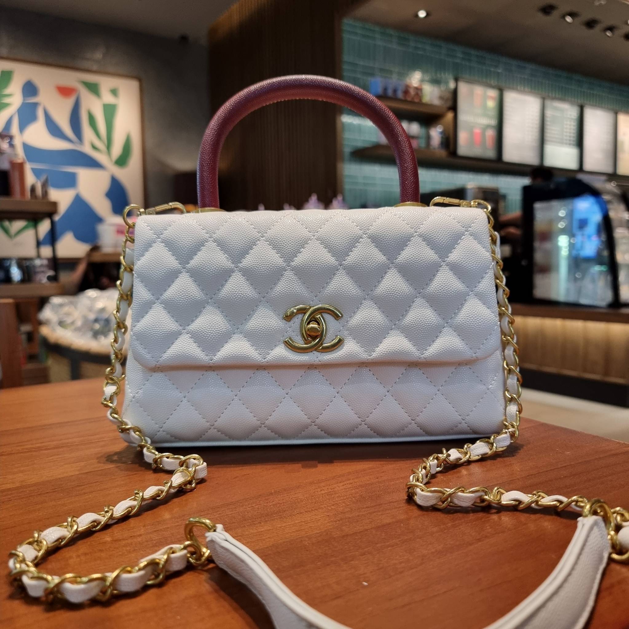 VIP 】รุ่นยอดฮิตตลอดกาล ไซส์กำลังสวย!! จากแบรนด์ Chanel กระเป๋าถือ/สะพาย หนังลายคาเวียร์ โลโก้เด่นชัด เปิด-ปิดกระเป๋าด้วยตัวบิดล็อค อะไหล่สีทองหรู ทรงสวยผู้ดี ภายในกระเป๋ามีช่องโล่งกว้างจุของได้พอสมควร มีช่องซิปแบ่งสัดส่วน ด้านหลังมีช่องเก็บของจุกจิกอีก 1 