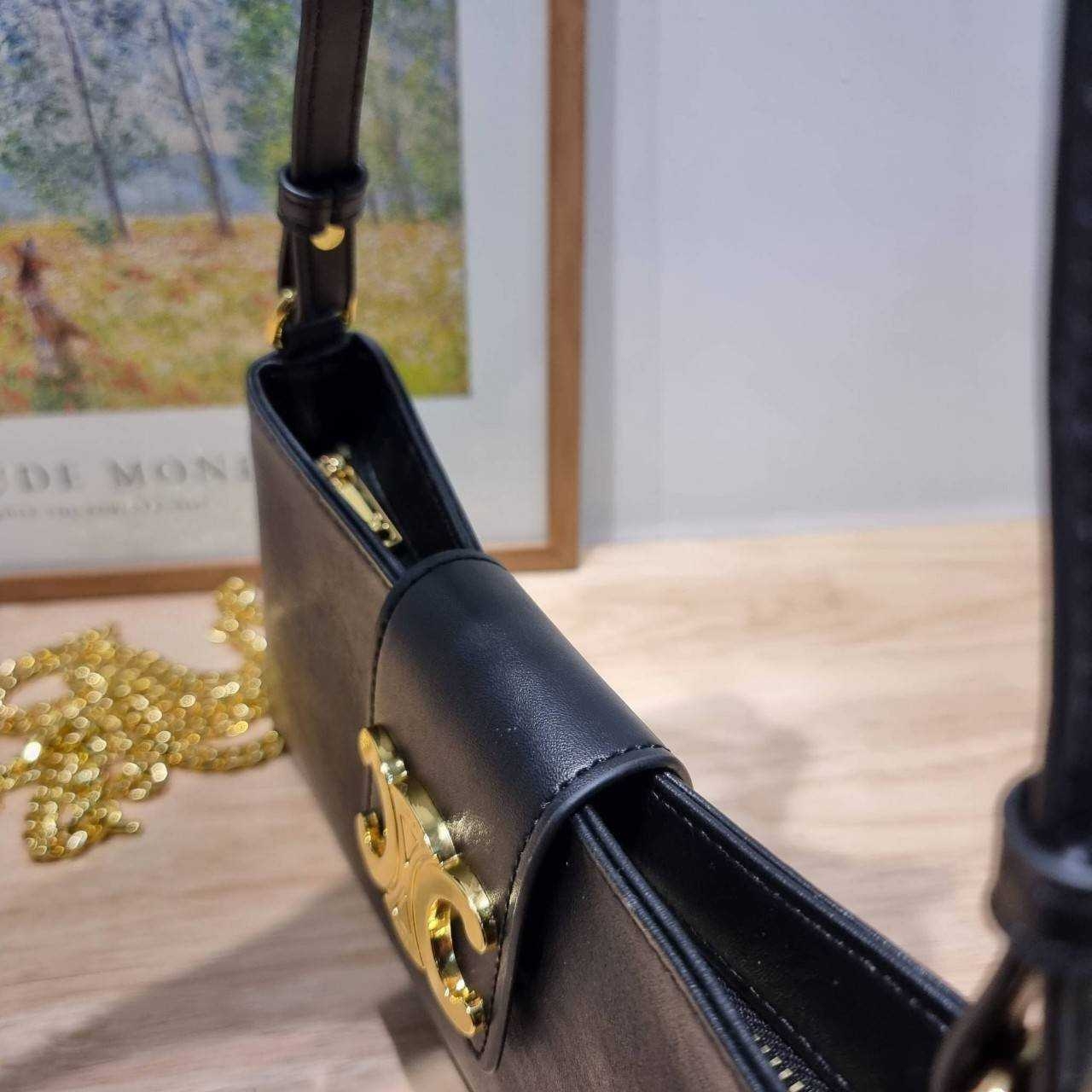 Celine wiltern bag กระเป๋าทรงพอชแบบตัวแม่ สวยมาก สวยแซ่บ ขนาดกำลังดี ใส่ของใส่มือถือได้ทุกรุ่น รูปทรงย้อนยุค สไตล์วินเทจลัคชู มีสายสะพายให้ถึง 2 แบบ สายหนังและสายโซ่ ดูแพงสุดๆ สลับใช้ได้