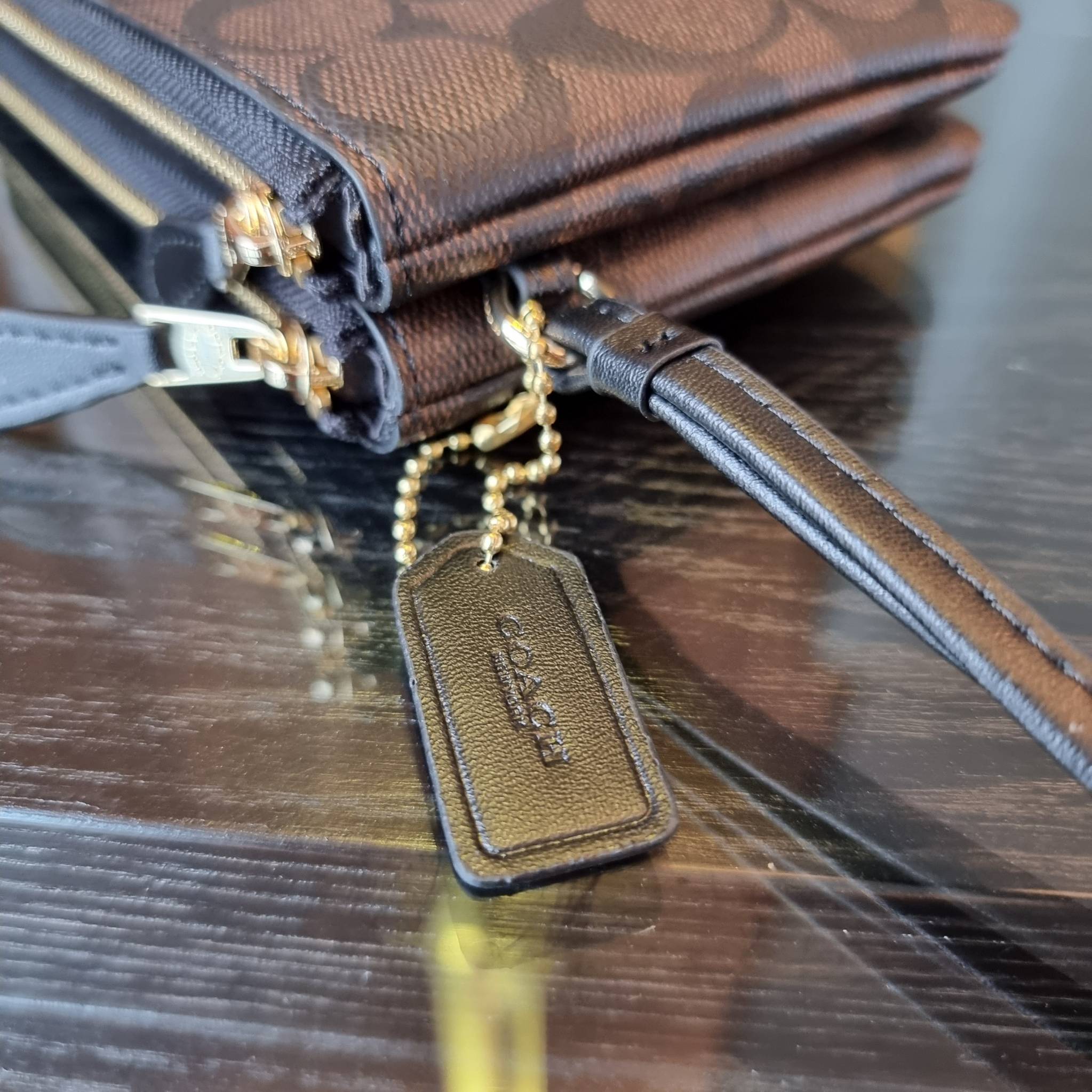 COACH F87591 DOUBLE CORNER ZIP WALLET IN SIGNATURE COATED CANVAS คล้องมือรุ่น 2 ซิป!! มาแล้วจ้า 🌟🤗 ไซส์นี้คือเหมาะมือจริงๆ พกง่ายเช่นเคย ไม่ต้องกังวลว่าจะเกะกะหรือกินพื้นที่กระเป๋าหลัก วัสดุหนังแคนวาสเคลือบลาย มีช่องหลักแยก 2 ช่อง ภายในบุผ