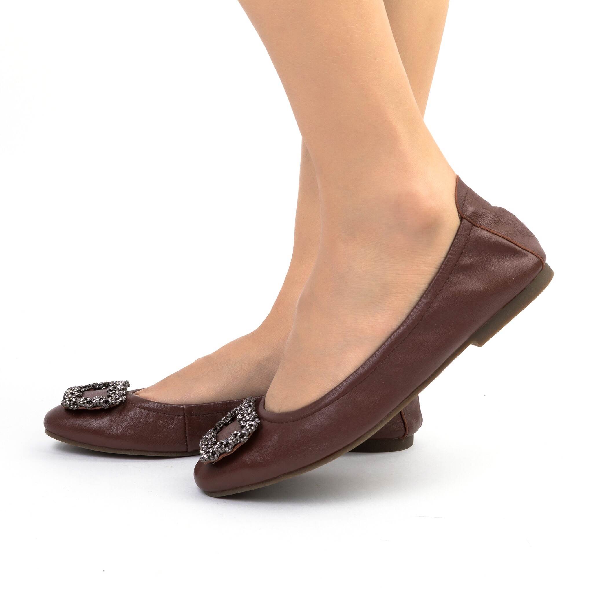 New In กับรองเท้า KEEP รุ่น BALELA FLAT SHOES ดีเทลรองเท้า = รองเท้า หนังแกะแท้ทั้งคู่ ( ด้านนอก และ ซับในด้านใน ) ผิวสัมผัสละเอียด ใส่แล้วสบายเท้ามากๆ มากๆค่า =รุ่นนี้ หน้าเท้ากระชับเก็บรูปเท้า เน้นช่วงเท้าเรียวขึ้น = พื้นรองเท้า เสริมแผ่นรองเท้า หนา - น