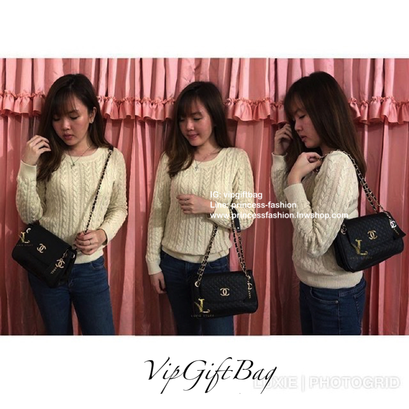 มาตามคำเรียกร้อง กับ CHANEL CROSSBODY BAGงานสวยหรูจาก CHANEL VIP GIFT (NOT FOR SALE) ตังกระเป๋าลายคาเวียร์เต็มใบสุดหรู เปิดปิดด้วยกระดุมแม่เหล็ก ด้านในมีช่องใส่ของช่องใหญ่ ช่องซิปและช่องเล็กใส่บัตร มาพร้อมสายสะพายแบบโซ่ทองสลับหนัง ตัวสะพายไหล่เป็นที่รองแบ