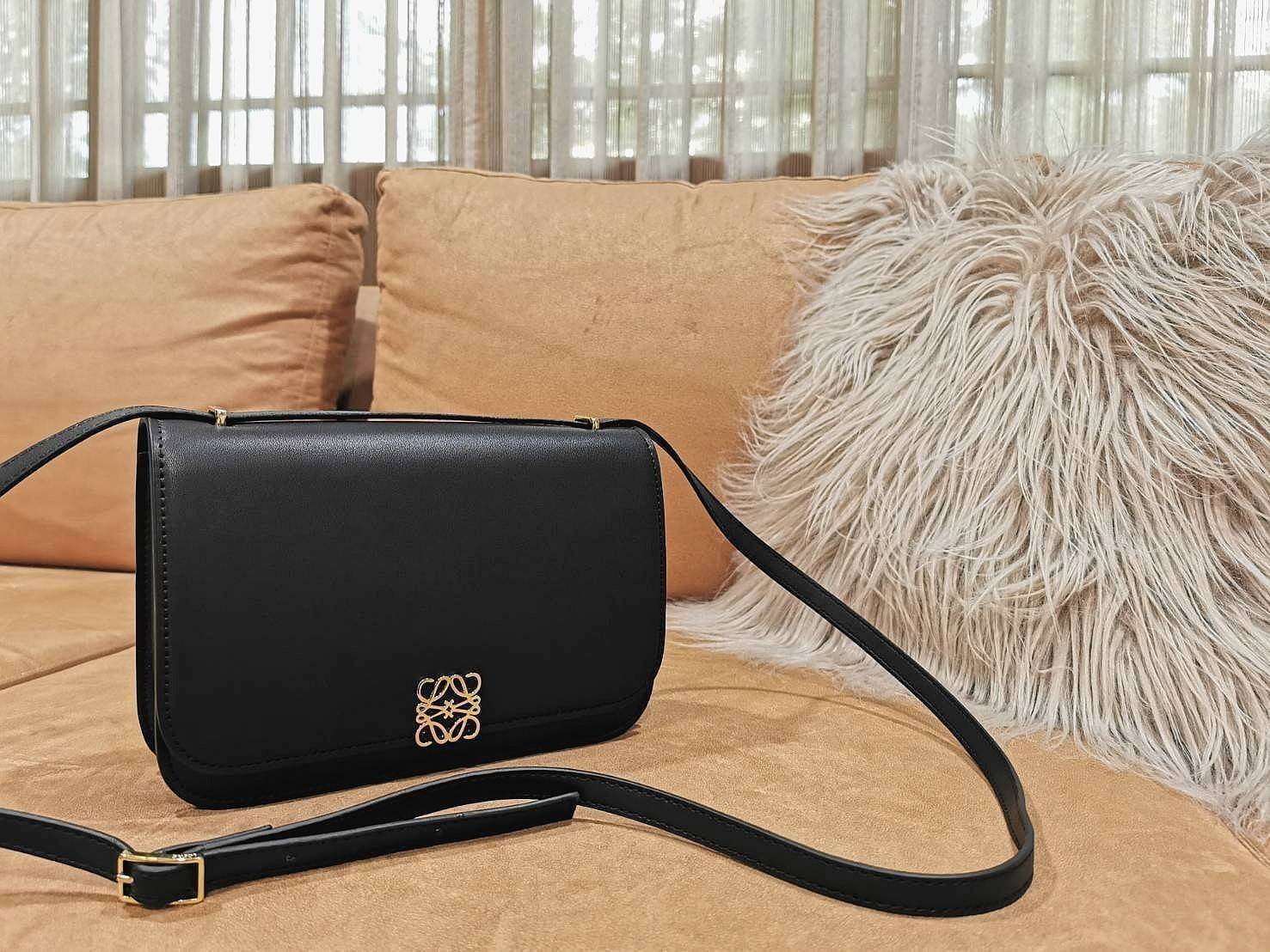 LOEWE CROSSBODYBAG VIP GIFT WITH PURCHASE (GWP) กระเป๋าสะพายพรีเมี่ยมกิ๊ฟ Limited Edition จากน้ำหอม LOEWE DUTY FREE วัสดุหนังแท้ Calf Leather หนังเรียบสวยอยู่ทรงดีไซน์สุดคลาสสิค เปิดปิดด้วยฝาปิดโลโก้แบรนด์อะไหล่ทองหรู ภายในมีช่องแบ่งหลายช่องแยกเป็นสัดส่วน