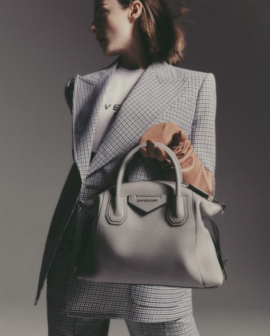 GIVENCHY Antigona Soft leather tote bag ฟรีผ้าผูก!! กระเป๋าสะพายข้าง ทรงสวยมากค่ะ มี 2 ขนาด รุ่นยอดนิยมดาราเซเลปใช้กันเพียบ งานจริงสวยหรูดูแพงมากนะค้าา ราคานี้คุ้มที่สุด มีมารอบนี้ 6 สี 2 ขนาด เลือกให้ปังไปเลยค่าาา