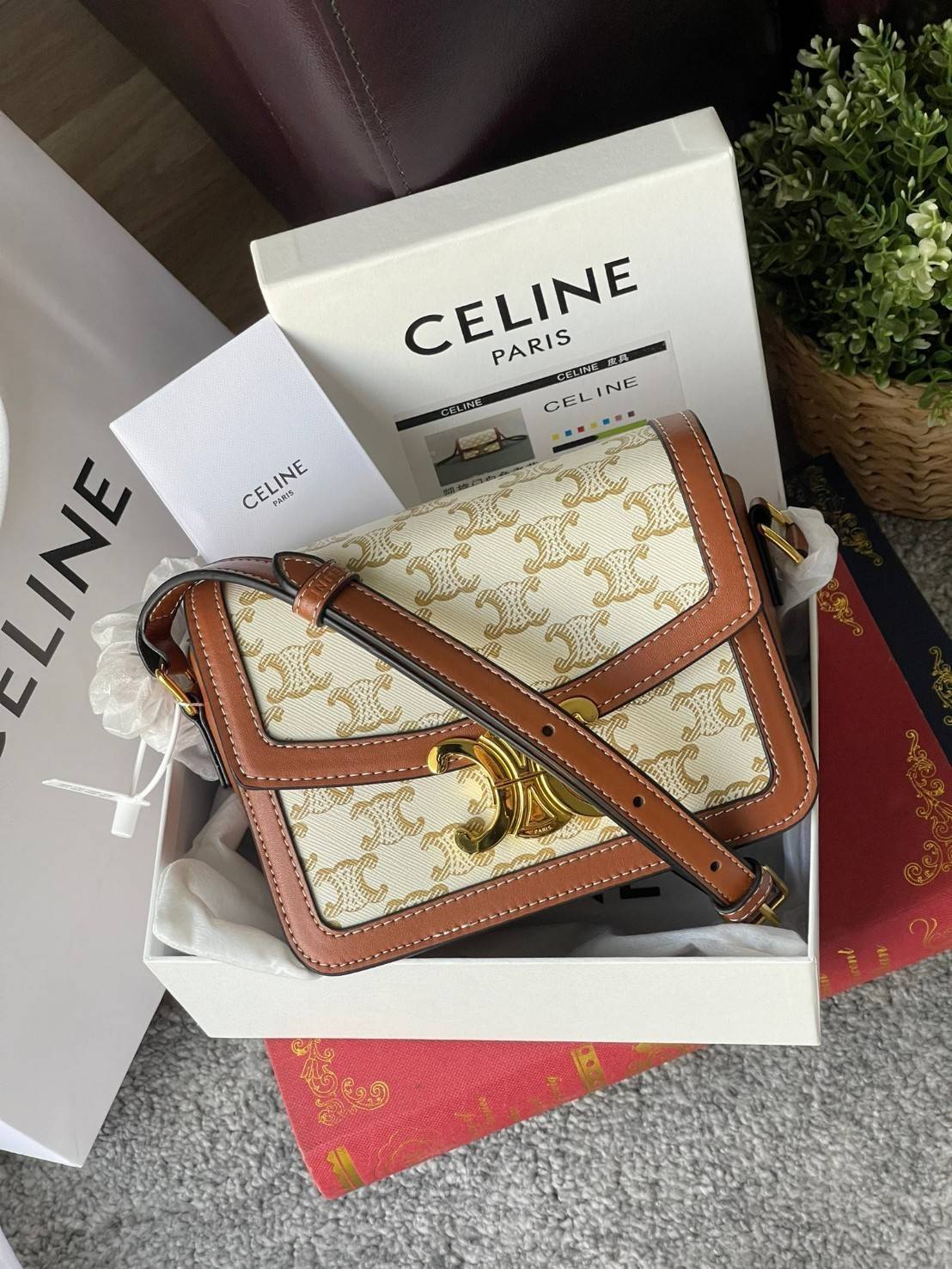 VIP 】Celine TEEN MEDIUM TRIOMPHE BAG IN TRIOMPHE CANVAS สาวๆที่กำลังมองหากระเป๋าน่ารักเอาไว้ใช้ในวันสบาย ๆ แต่ไม่รู้เลือกกระเป๋า Celine รุ่นไหนดี แนะนำรุ่นนี้เลยคะ เป็นกระเป๋าสะพายข้างขนาดกำลังดี สวยแบบคลาสสิก หรูหราด้วยแคนวาสเคลือบลาย Triomphe อีกทั้งยัง