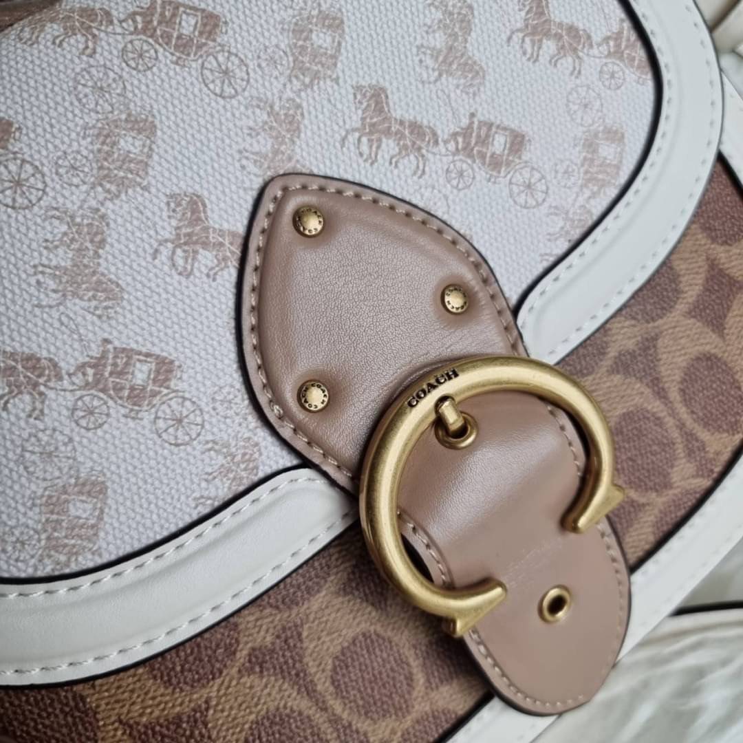 COACH C0749 BEAT SADDLE BAG WITH HORSE AND CARRIAGE PRINT สีหายาก ละมุนคุณหนู คอลเลคชั่นใหม่ ดีไซน์หรูหรา พิเศษมากๆมาพร้อมสายสะพาย 2 เส้น ใช้คู่กันหรือแยกสะพายก็สวยครบสูตร กระเป๋าสะพายทรง saddle คลาสสิค เปิด-ปิดด้วยกระดุมแน่นหนา ภายในเป็นช่องโล่ง ใส่ของได