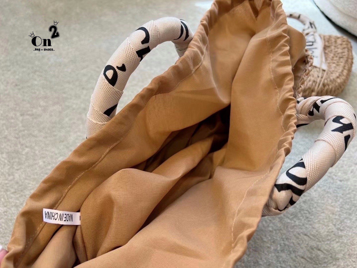 Chloe Straw Handbag Summer Beach Weave กระเป๋าสานสไตล์มินิมอล ซับในผ้าอย่างดี มาพร้อมผ้าผูกหูกระเป๋า สวยลงตัวรุ่นนี้ไม่ควรพลาดน้า สวยปังไม่ไหว ภาพสินค้าถ่ายจากงานขายจริง น่ารักมากค่ะ