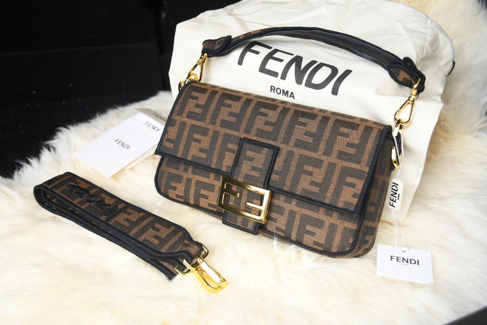 Fendi Baguette Brow Fabric bag กระเป๋าทรง Baguette ขนาดกลาง วัสดุ canvas ผ้าjacquard สีน้ำตาลพร้อมลวดลาย FF ขลิบด้วยลายปักสีดำโดดเด่นอะไหล่ทอง หรูหรา เปิด-ปิดด้วยตัวล็อคแม่เหล็ก มี1ช่องซิปด้านใน มี2สาย สายสั้นและสายยาว ถอดสายได้ สวยหรู ใบนี้ไม่ควรพลาดค่า
