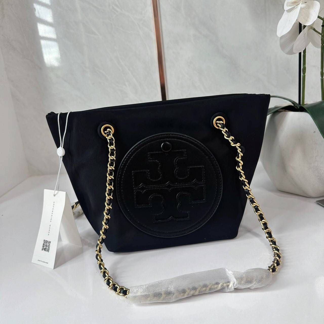 TORY BURCH Ella Chain Crossbody Nylon Bag กระเป๋าคล้องไหล่สายโซ่หรูหราโดดเด่นด้วยโลโก้หนังด้านหน้า สามารถปรับสะพายคอสบอดี้ สะพาลไหล่ได้