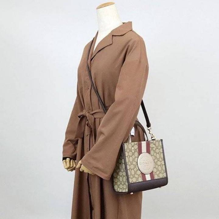 OUTLET 】COACH DEMPSEY TOTE 22 IN SIGNATURE JACQUARD WITH STRIPE AND COACH PATCH (C8406) สีใหม่ น่าใช้อีกแล้ววว 🌺กระเป๋าTOTE ทรงฮิตขนาดกำลังดี มีสายสะพายยาว ถอดได้ ปรับระดับได้ //ลุคไหนๆจัดว่าเกิดทุกงาน //วัสดุ Jacquard ทอลาย signature คาดแถบสีด้าน