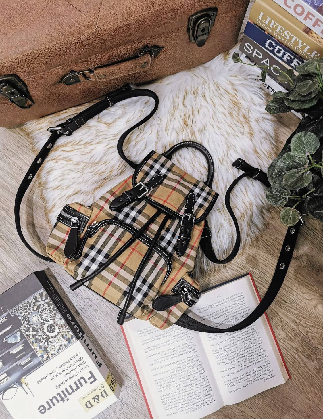 พรีเมี่ยมกิ๊ฟแท้ 100% 】BURBERRY FRAGRANCES VINTAGE 2WAYS RUCKSACK BACKPACK VIP GIFT WITH PURCHASE (GWP) กระเป๋าสะพายพรีเมี่ยมกิ๊ฟLimitedจากเคาน์เตอร์ BURBERRY FRAGRANCES วัสดุ Nylon Canvas ลาย Burberry Vintage Signature สวยคลาสสิค