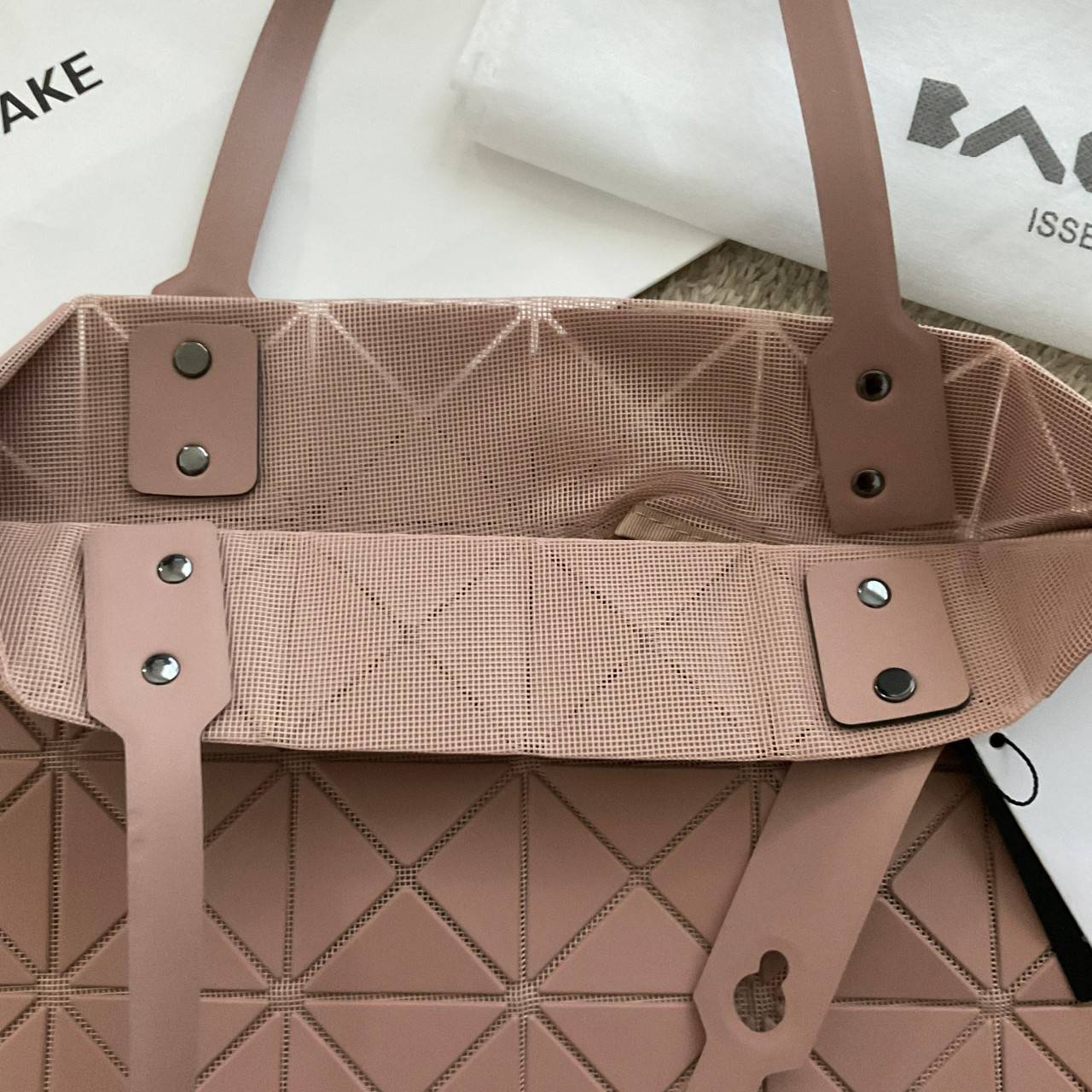 BAO BAO ISSEY MIYAKE LUCENT ONE-TONE กระเป๋าสะพายไหล่ ทรงโท้ท ใบใหญ่สวยมาก ปรับได้หลายทรงตามเอกลักษณ์เฉพาะของแบรนด์นี้ วัสดุ 100% POLYESTER PARTLY: SYMYHETIC LEATHER ด้านในใส่ของได้เยอะมาก ใส่ไอแพด สมุดโน้ตได้สบายเลย วัยทำงานหรือวัยนักศึกษา อย่างน้อยต้องม