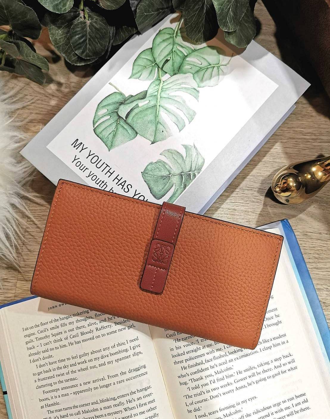 LOEWE LONG WALLET BAG VIP วัสดุหนังแท้เทคเจอร์สวยอยู่ทรงปั้มโลโก้แบรนด์ด้านหน้าเปิดปิดด้วยกระดุม ภายในมีช่องใส่ธนบัตรหลายช่อง ช่องหลักสามารถใส่มือถือได้ มีช่องซิปใส่เหรียญ ช่องใส่ธนบัตรใส่แบงก์พันได้ สวยน่าใช้ พร้อมส่งที่ไทยสุดคุ้มห้ามพลาด!