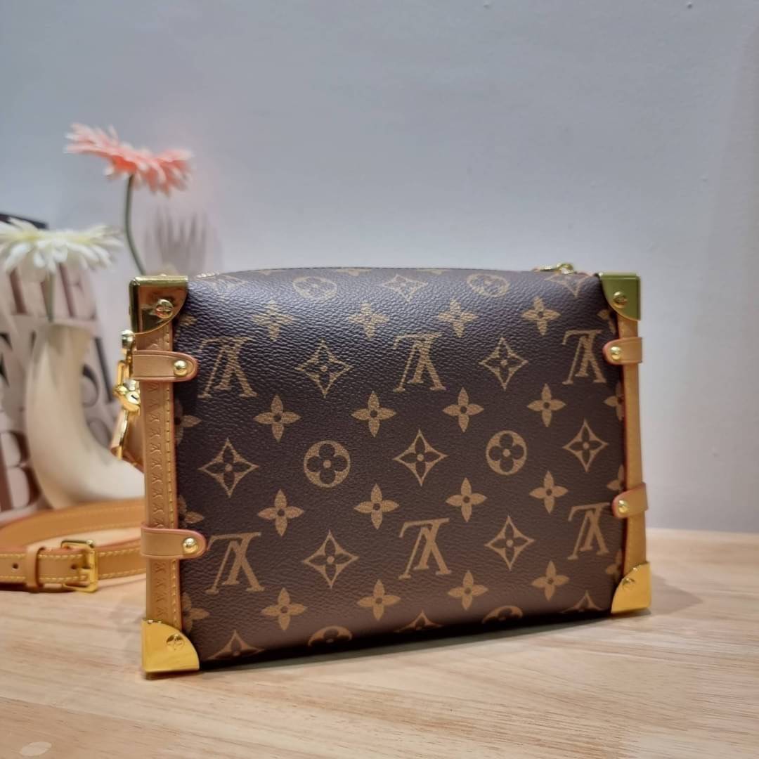 LV SIDE TRUNK MONOGRAM สุดยอดกระเป๋าไอคอนนิค ทรงสวย ใหม่ล่าสุด สวยมีเสน่ห์ รูปทรงกล่อง โดดเด่นด้วยหมุดเข้ามุม ซิปเปิด-ปิดล็อคได้ วัสดุหนังแคนวาส
