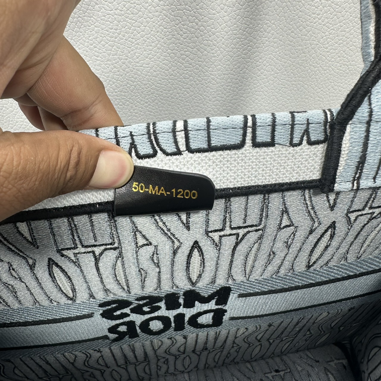 ORI หนังแท้ | Dior Miss Dior Allover Book Tote Handbag 16" กระเป๋าทรงโท้ทคอลใหม่ ดีไซน์ลวดลายกราฟฟิกสวยงามและหรูหราโดดเด่นไม่เหมือนใคร